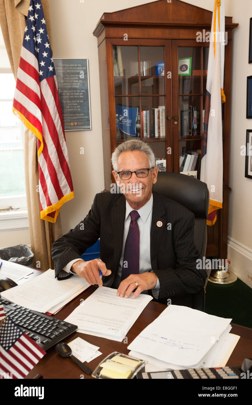 Rappresentante Alan Lowenthal alla sua scrivania nel suo ufficio in casa Canon Edificio per uffici a Washington DC Foto Stock