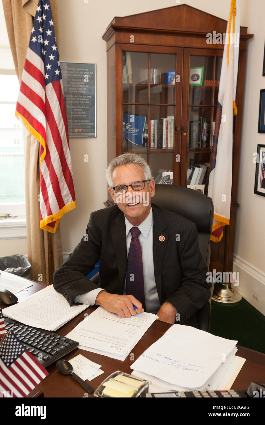 Rappresentante Alan Lowenthal alla sua scrivania nel suo ufficio in casa Canon Edificio per uffici a Washington DC Foto Stock