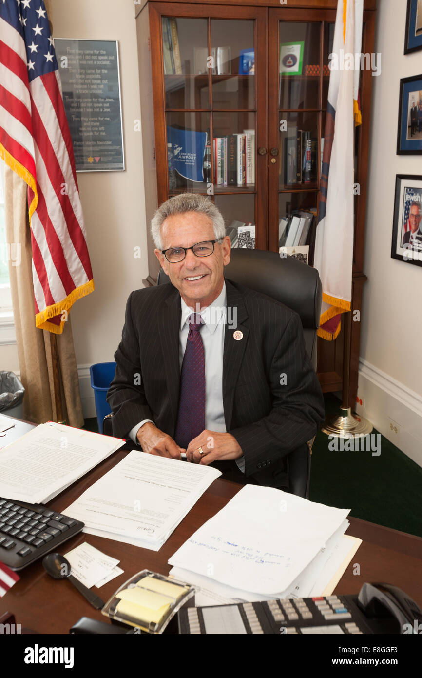 Rappresentante Alan Lowenthal alla sua scrivania nel suo ufficio in casa Canon Edificio per uffici a Washington DC Foto Stock