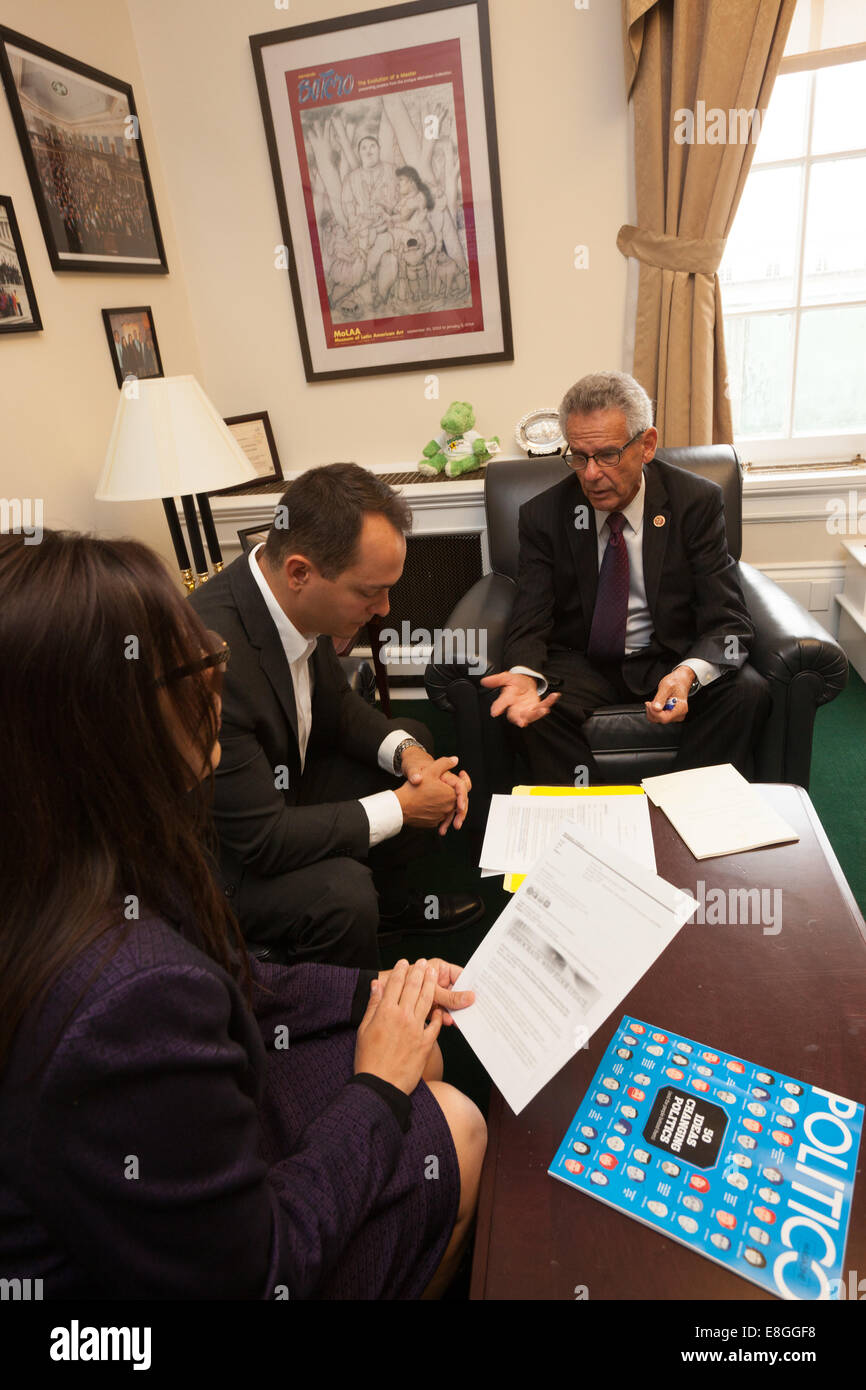 Rappresentante Alan Lowenthal in un briefing con il personale della casa Canon Edificio per uffici a Washington DC, Stati Uniti d'America Foto Stock