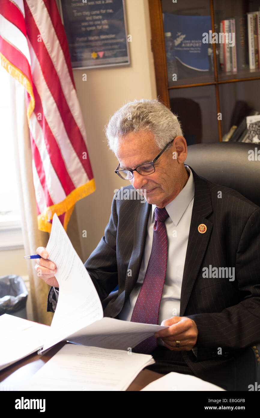 Rappresentante Alan Lowenthal lavorando nel suo ufficio in casa Canon Edificio per uffici a Washington DC Foto Stock