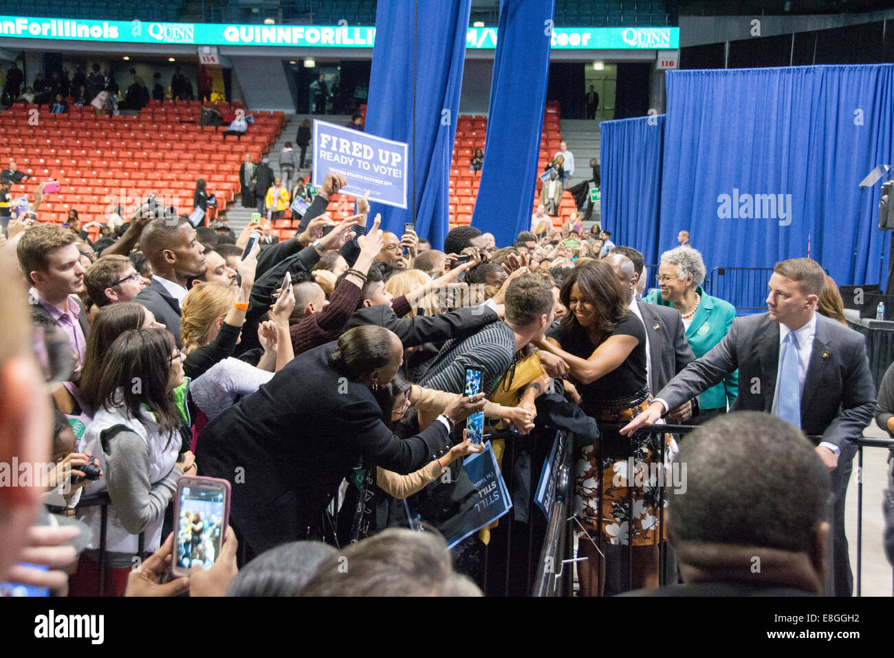La first lady Michelle Obama saluta gli ospiti durante un evento di campagna per il Governatore dell'Illinois Pat Quinn presso la University of Illinois Foto Stock