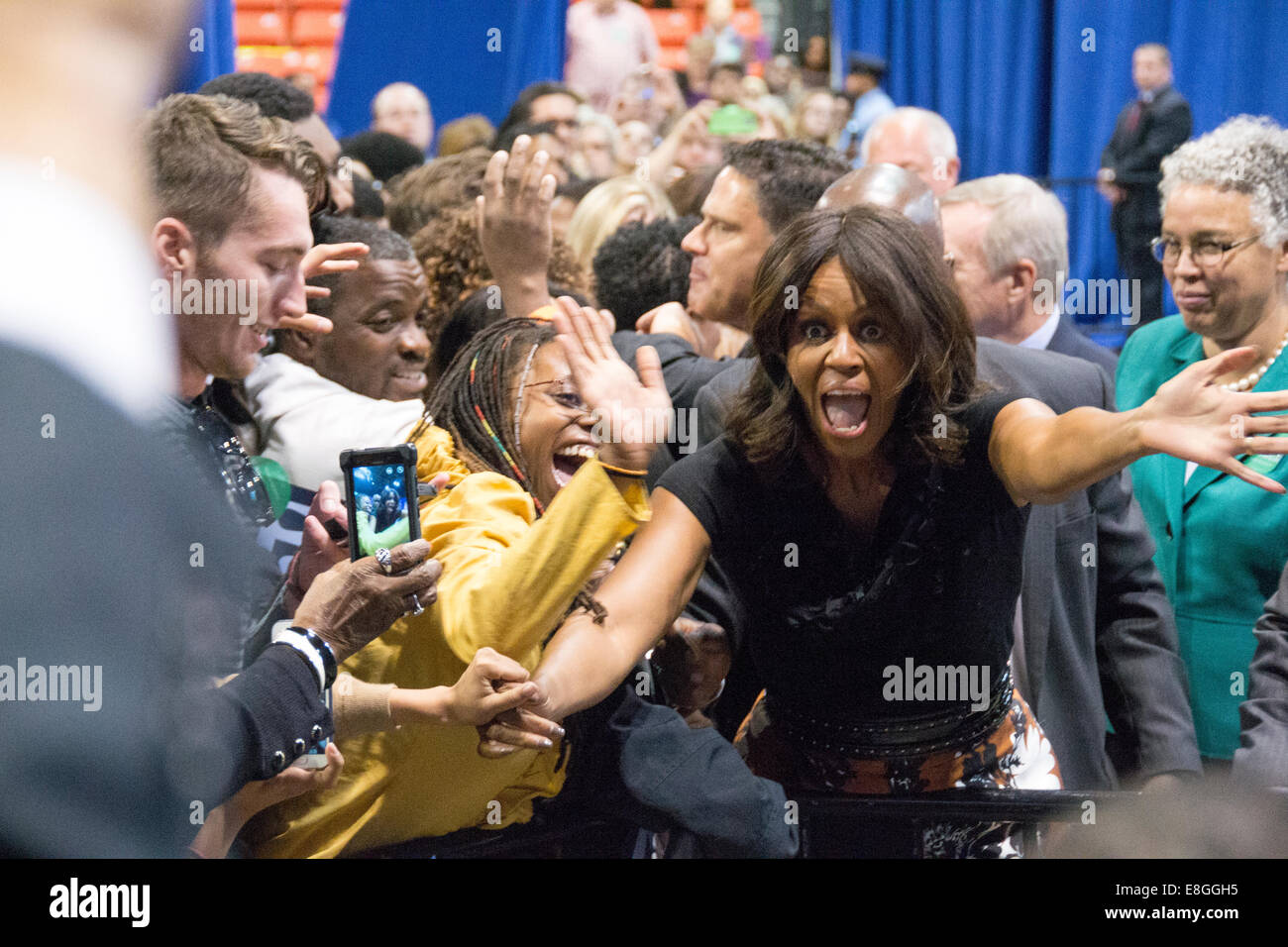 La first lady Michelle Obama saluta gli ospiti durante un evento di campagna per il Governatore dell'Illinois Pat Quinn presso la University of Illinois Foto Stock