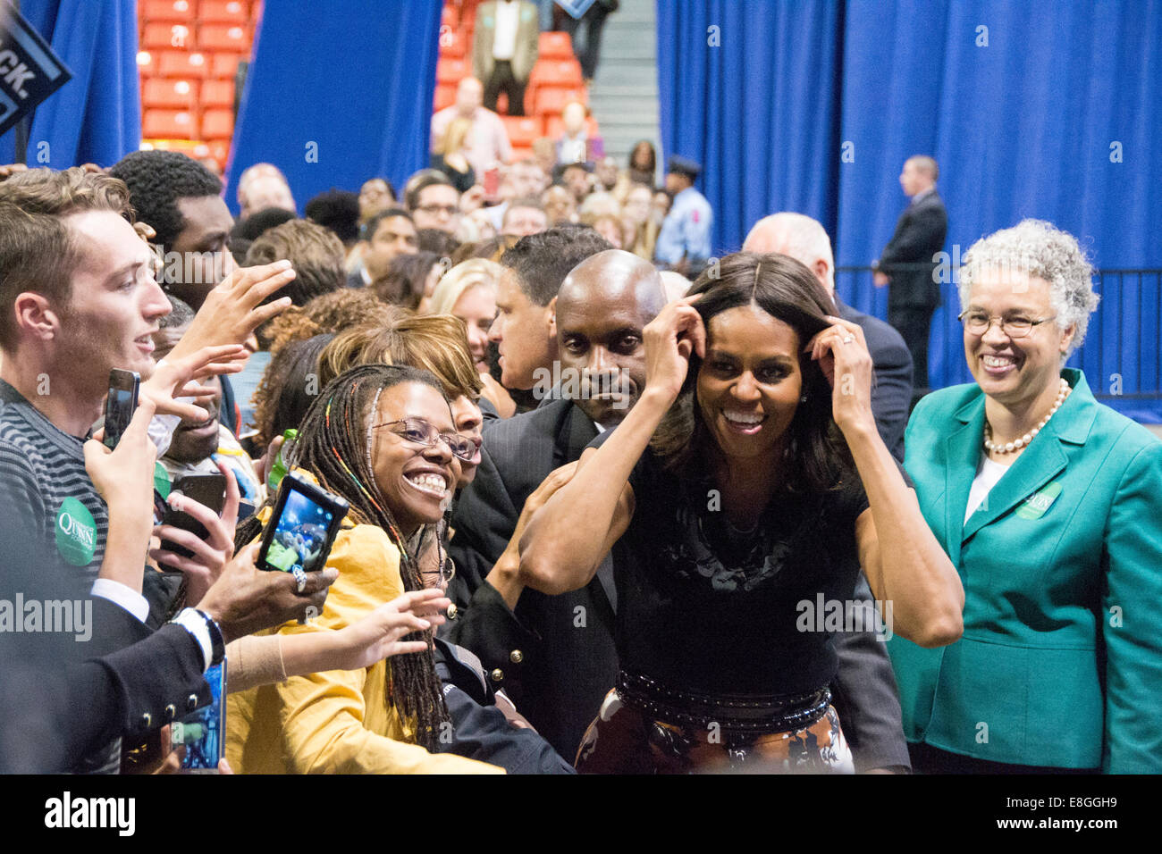 La first lady Michelle Obama saluta gli ospiti durante un evento di campagna per il Governatore dell'Illinois Pat Quinn presso la University of Illinois Foto Stock