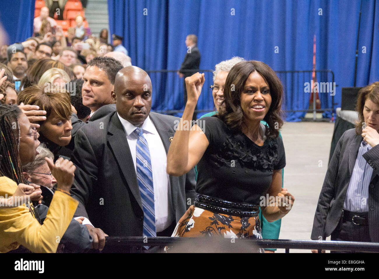 La first lady Michelle Obama saluta gli ospiti durante un evento di campagna per il Governatore dell'Illinois Pat Quinn presso la University of Illinois Foto Stock