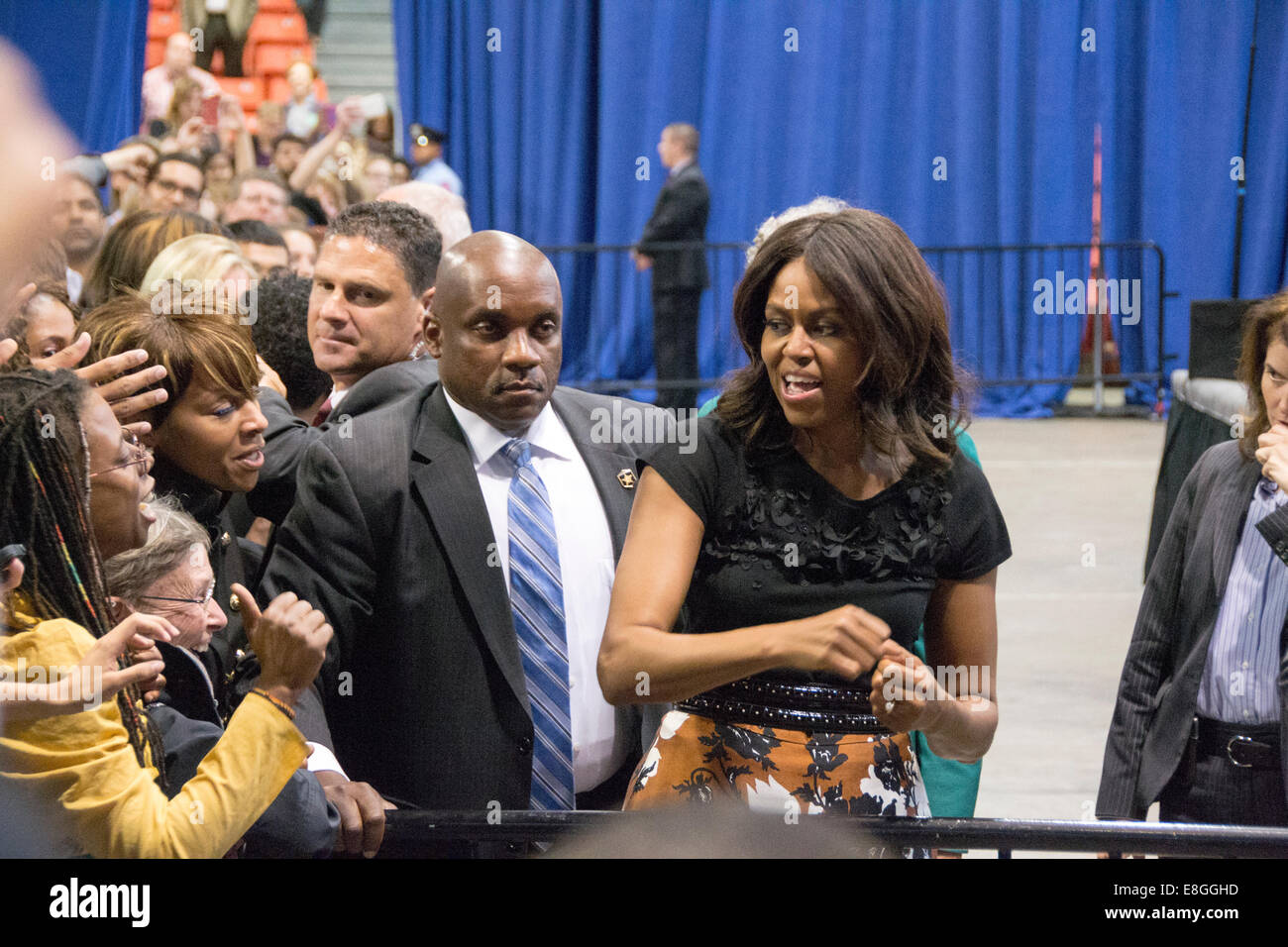 La first lady Michelle Obama saluta gli ospiti durante un evento di campagna per il Governatore dell'Illinois Pat Quinn presso la University of Illinois Foto Stock