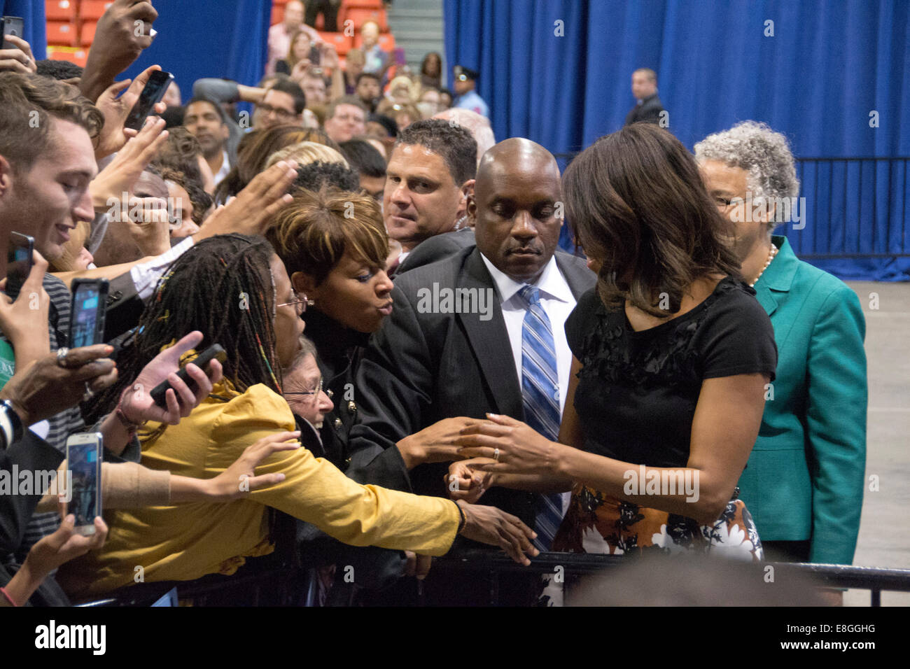 La first lady Michelle Obama saluta gli ospiti durante un evento di campagna per il Governatore dell'Illinois Pat Quinn presso la University of Illinois Foto Stock