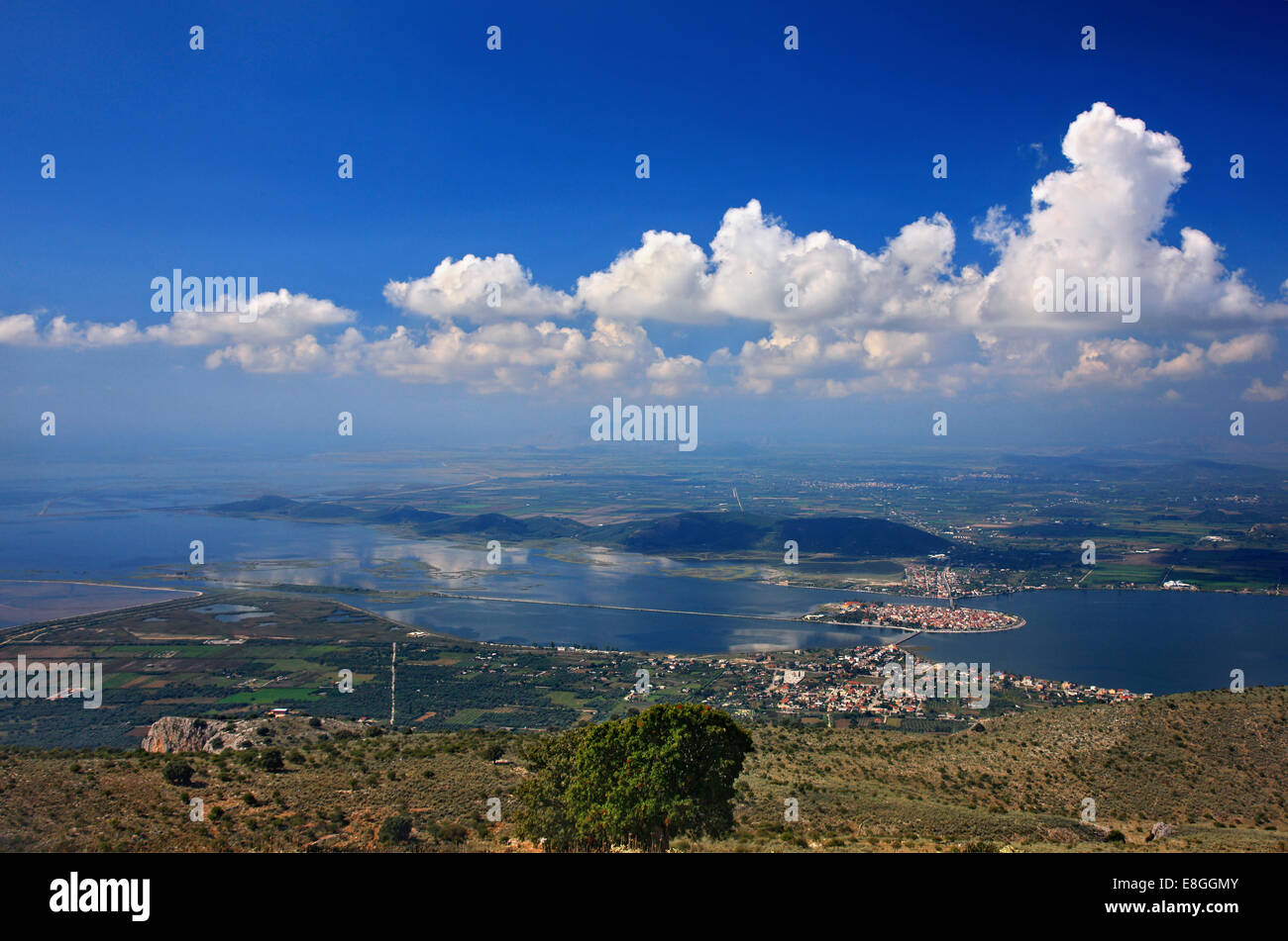 Vista panoramica della splendida città di Aitoliκo (o 'Etoliko'), Aitoloakarnania, Grecia. Foto Stock