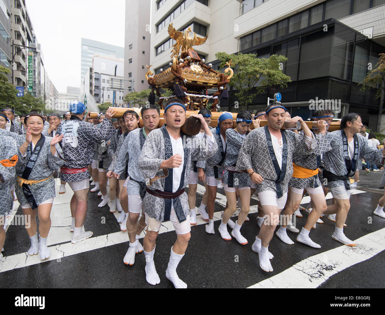 Portando il mikoshi a Fukagawa Fetival aka acqua gettando festival tenutosi a Tomioka Santuario Hachimangu, Tokyo, Giappone Foto Stock