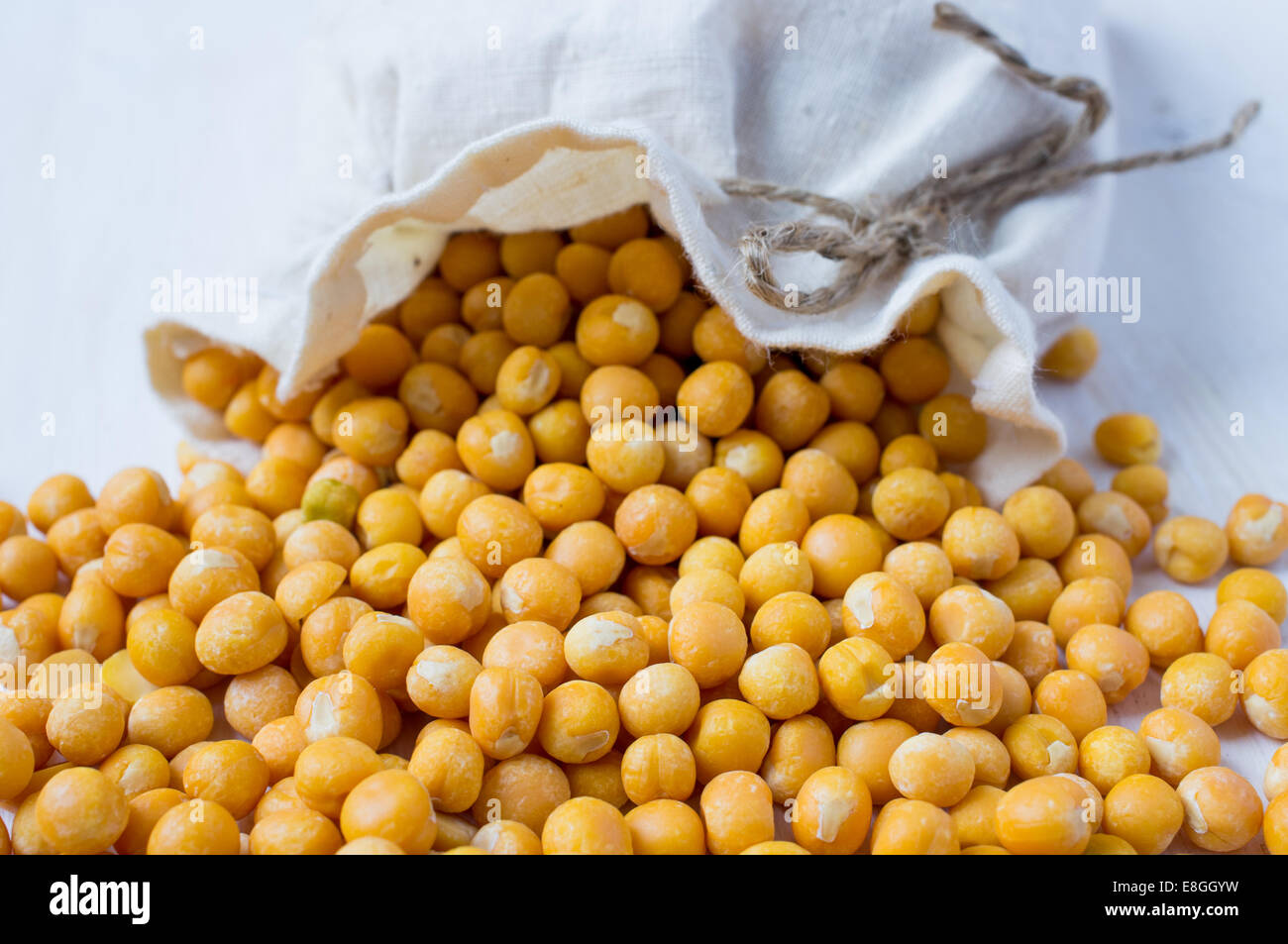 Solido giallo piselli secchi fuoriuscita del sacco Foto Stock