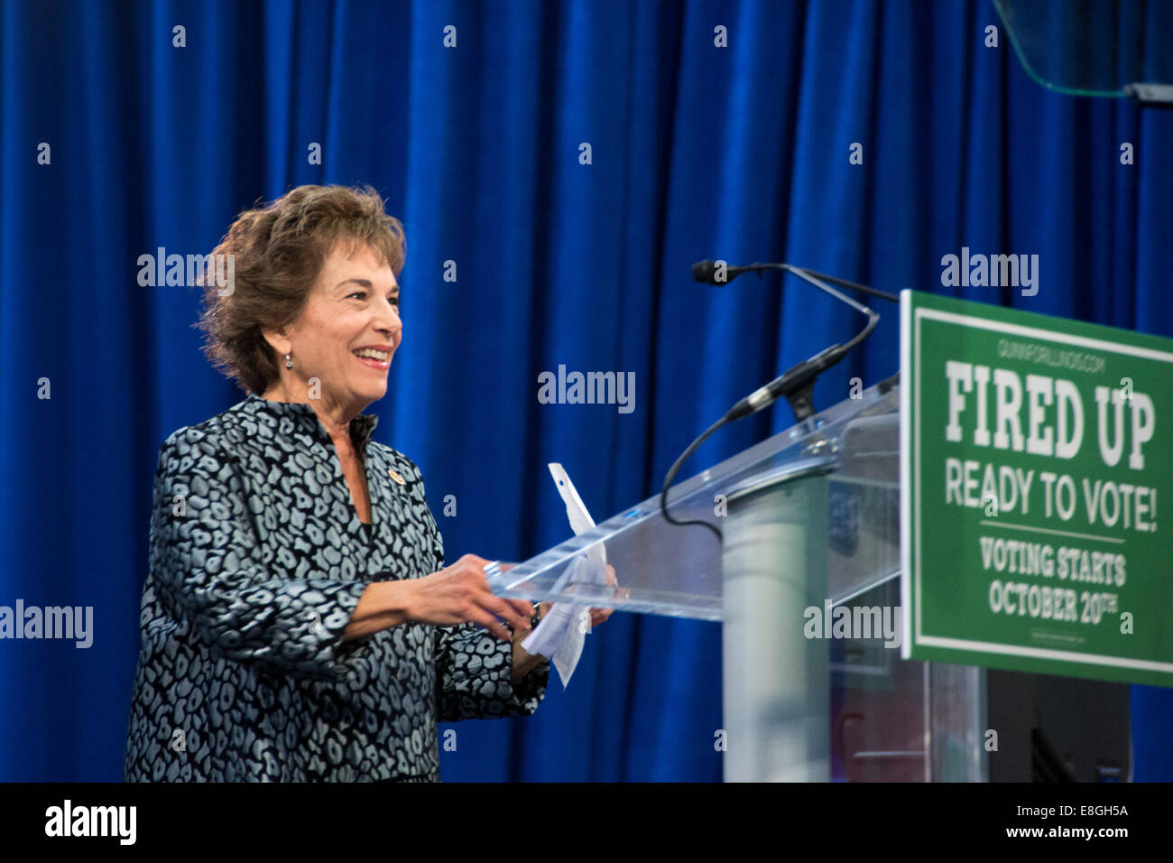 Chicago, Illinois, Stati Uniti d'America. Il 7 ottobre, 2014. Congressista Jan Schakowsky da Chicago porta a casa i suoi punti in un rally democratica alla UIC Pavillion Credito: Nisarg Lakhmani/Alamy Live News Foto Stock