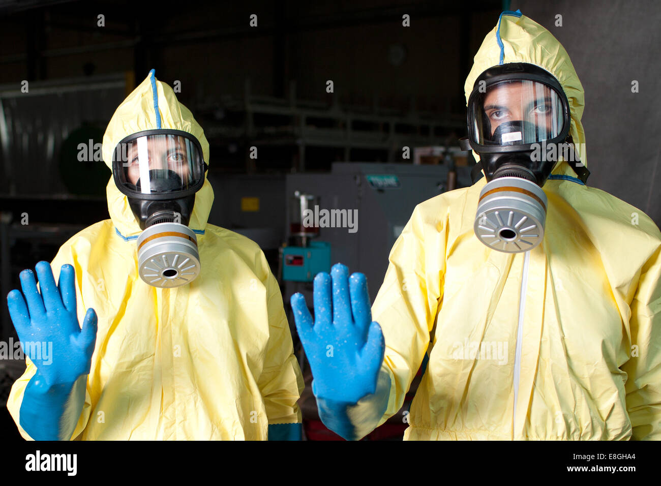 Allarme di Ebola - aiuto di due lavoratori vietano l'accesso in dpi (dispositivi di protezione individuale) Foto Stock