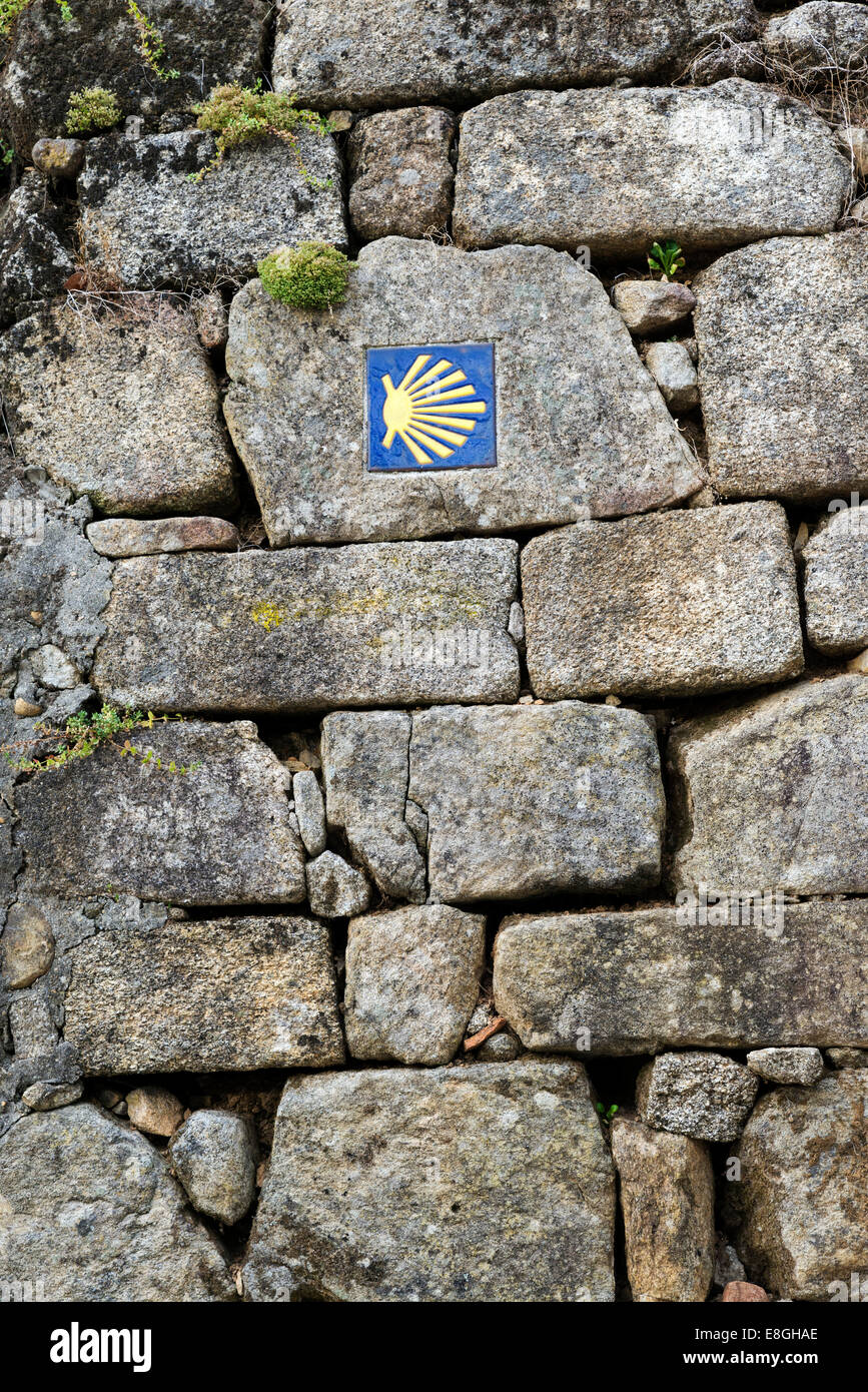 Strada di orientamento per Santiago su una parete di granito. Spagna Foto Stock