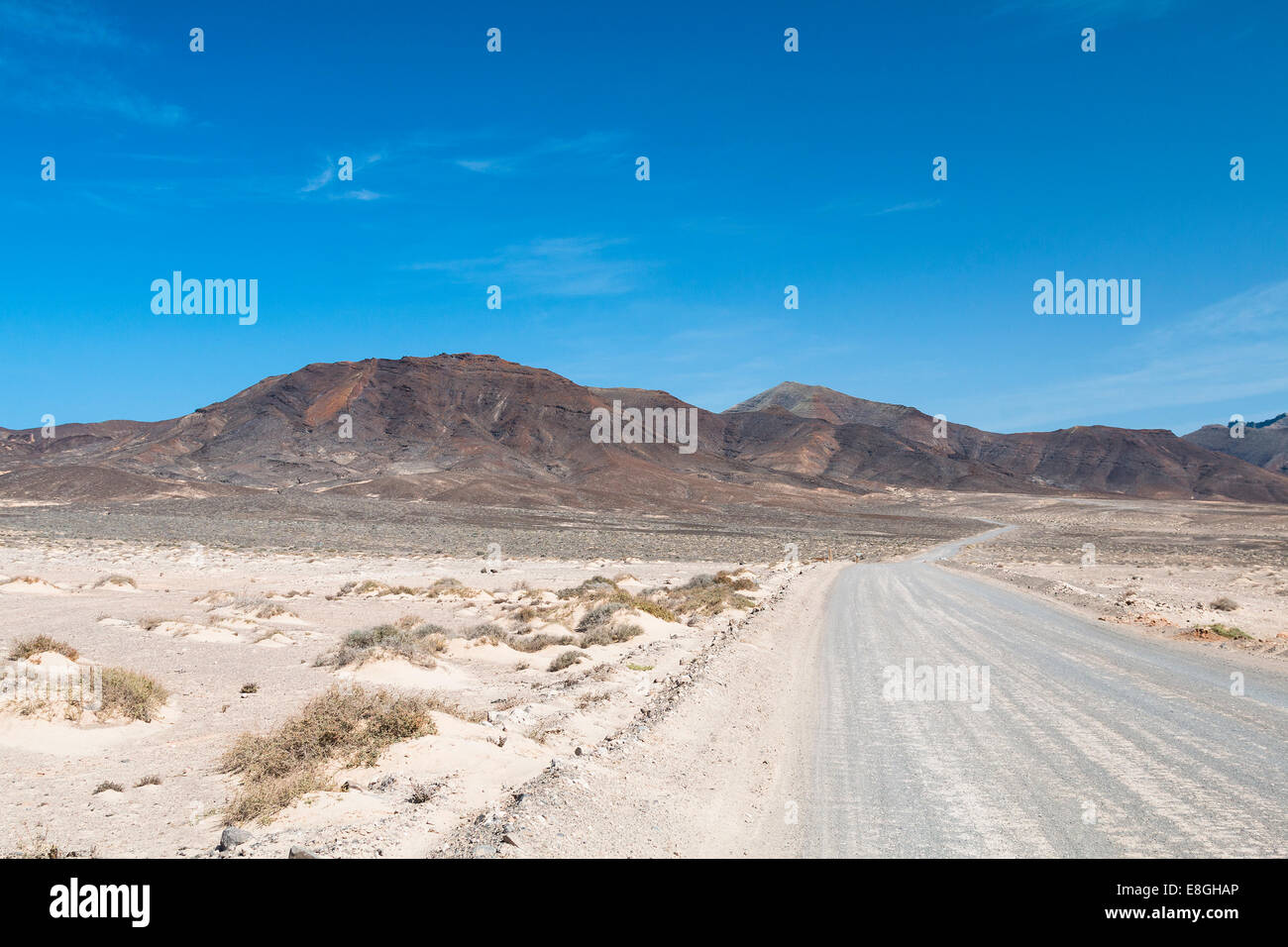 Strada di ghiaia nel sud-ovest di Fuerteventura Foto Stock