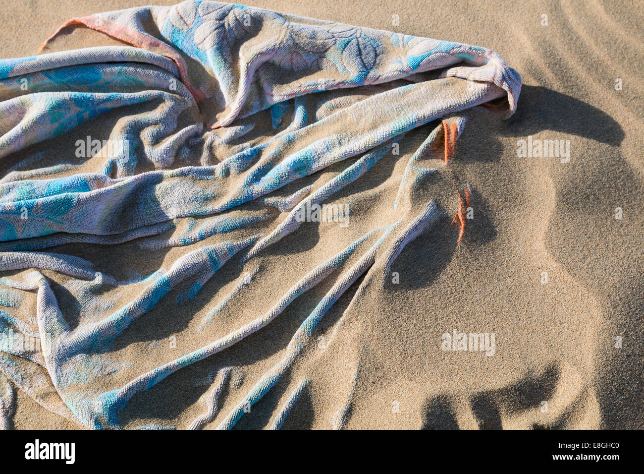 Un telo da spiaggia coperta da sabbia volare a Playas de Sotavento Fuerteventura Foto Stock