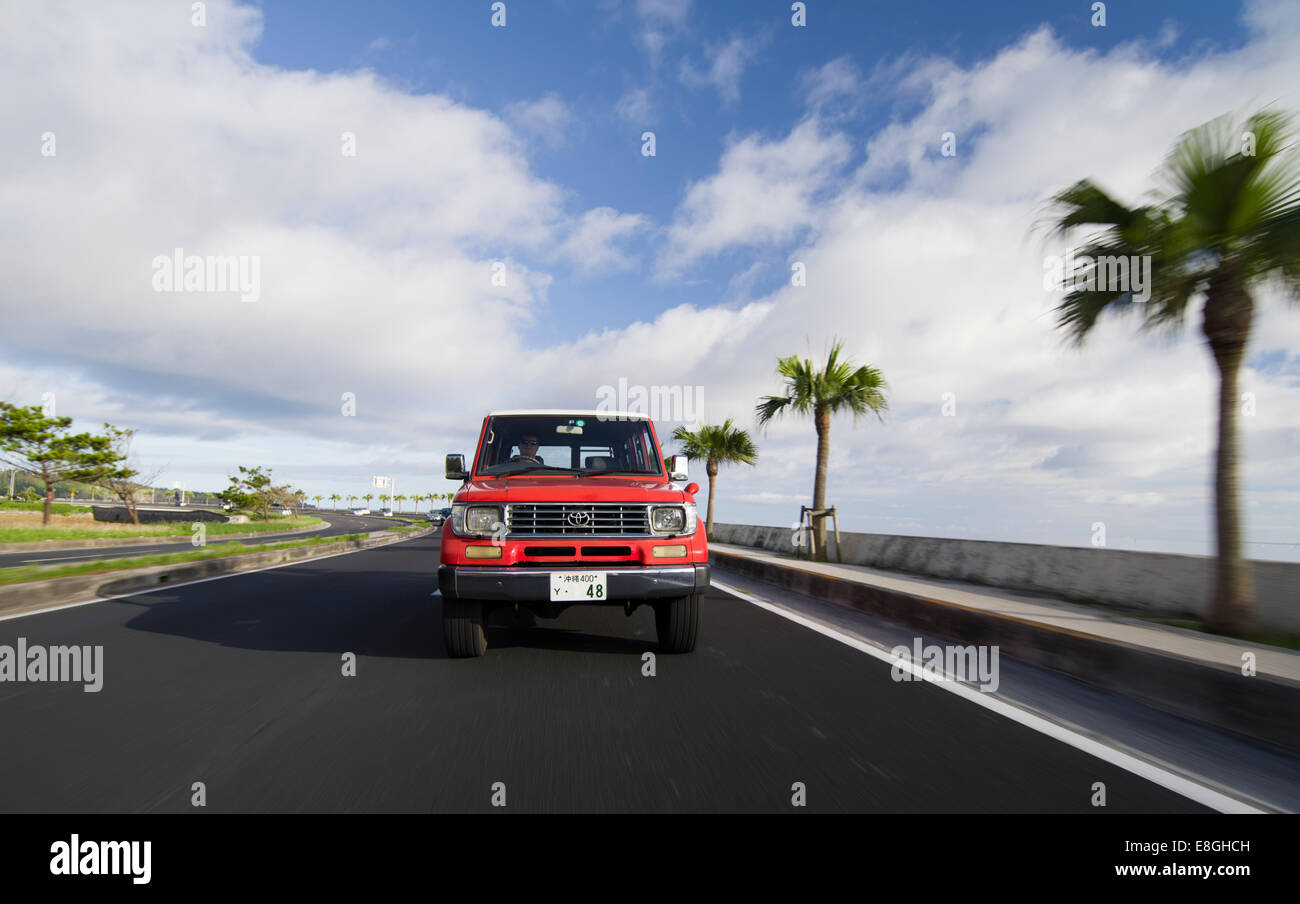 Toyota Landcruiser Prado 70 crociera lungo l'autostrada 58, Okinawa, in Giappone. Foto Stock