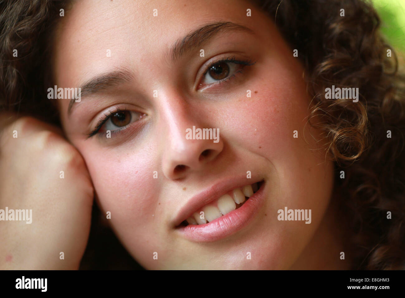 Ritratto di giovane donna sorridente Foto Stock