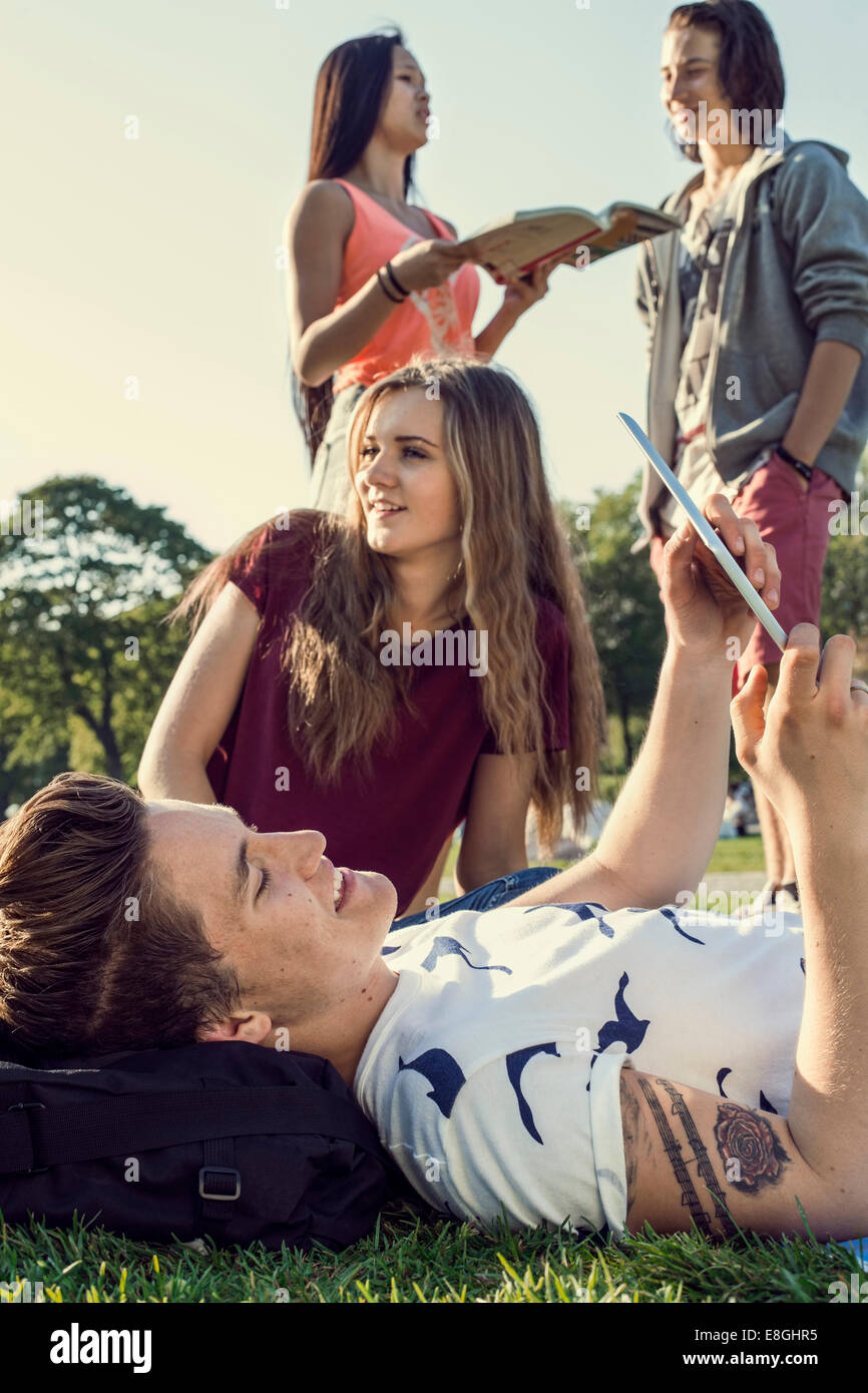 Gli studenti adolescenti trascorrere il tempo libero in alta scuola schoolyard Foto Stock