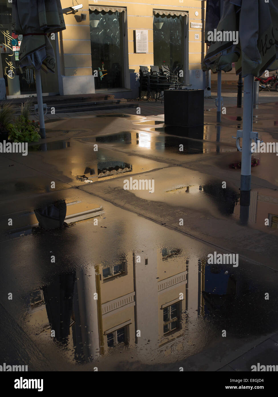 Sundek di Caffe Tryffe un inizio di mattina a Tartu Raekoja plats 16. Estonia Foto Stock