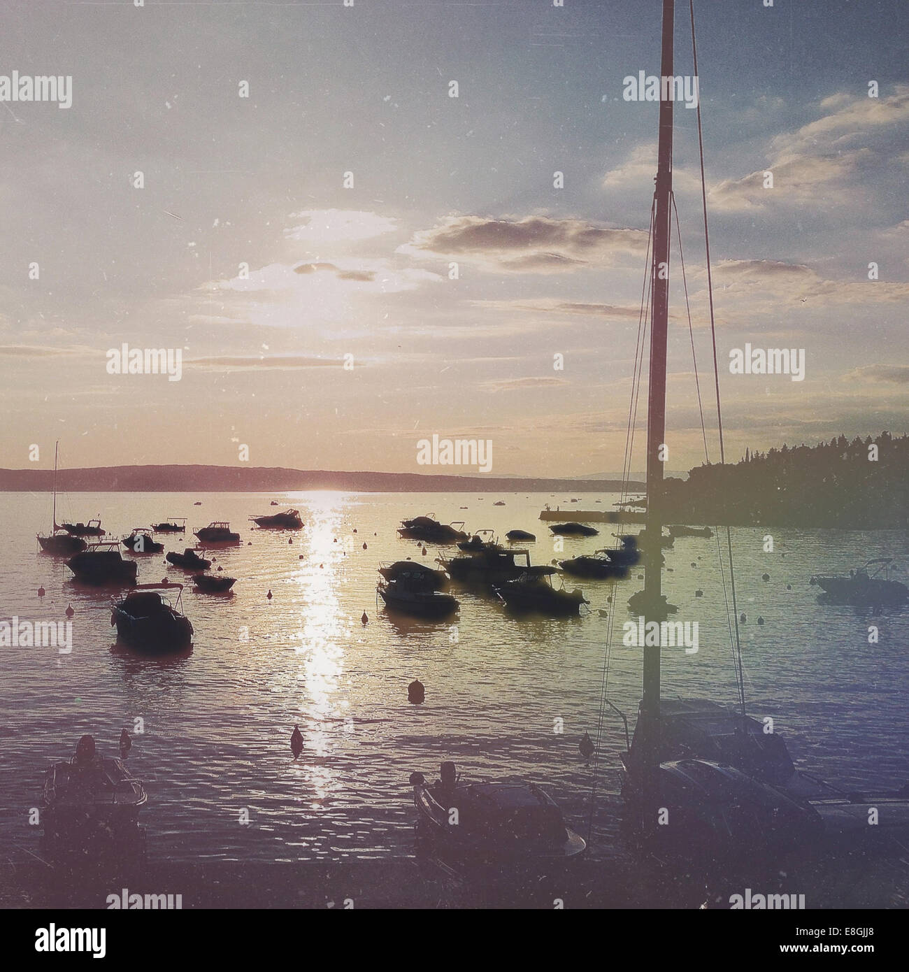 Croazia, Primorje-Gorski Kotar County, Novi Vinodolski, Porto al tramonto Foto Stock