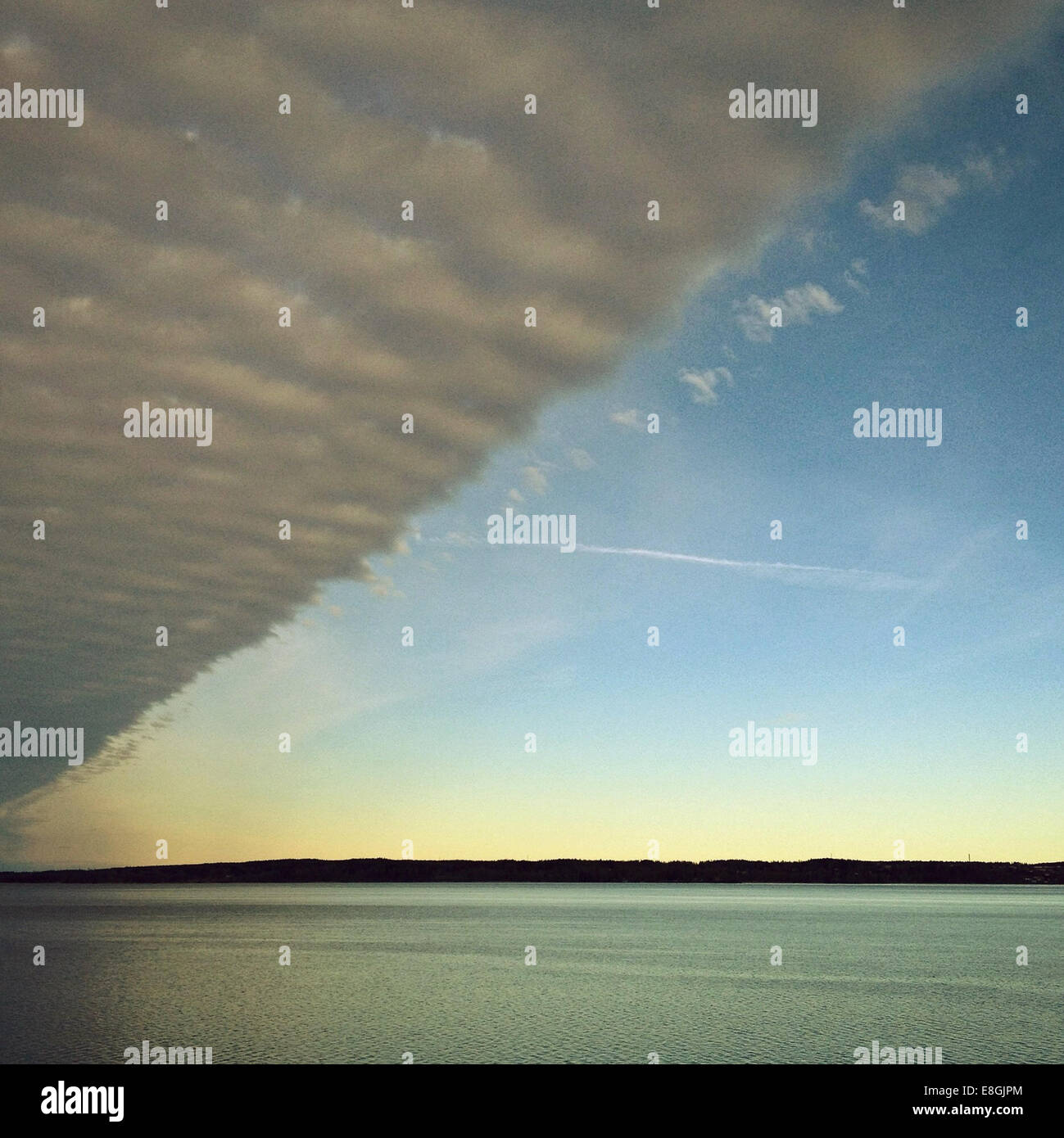 Banca di nuvola sul mare Foto Stock