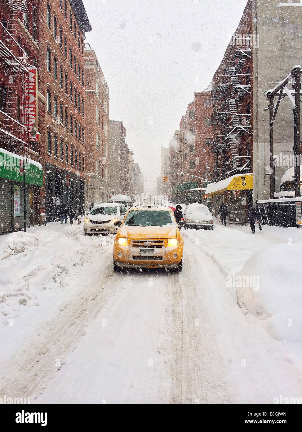 Stati Uniti d'America, New York City, Lower East Side, Chinatown, Yellow Cab in tempesta di neve Foto Stock