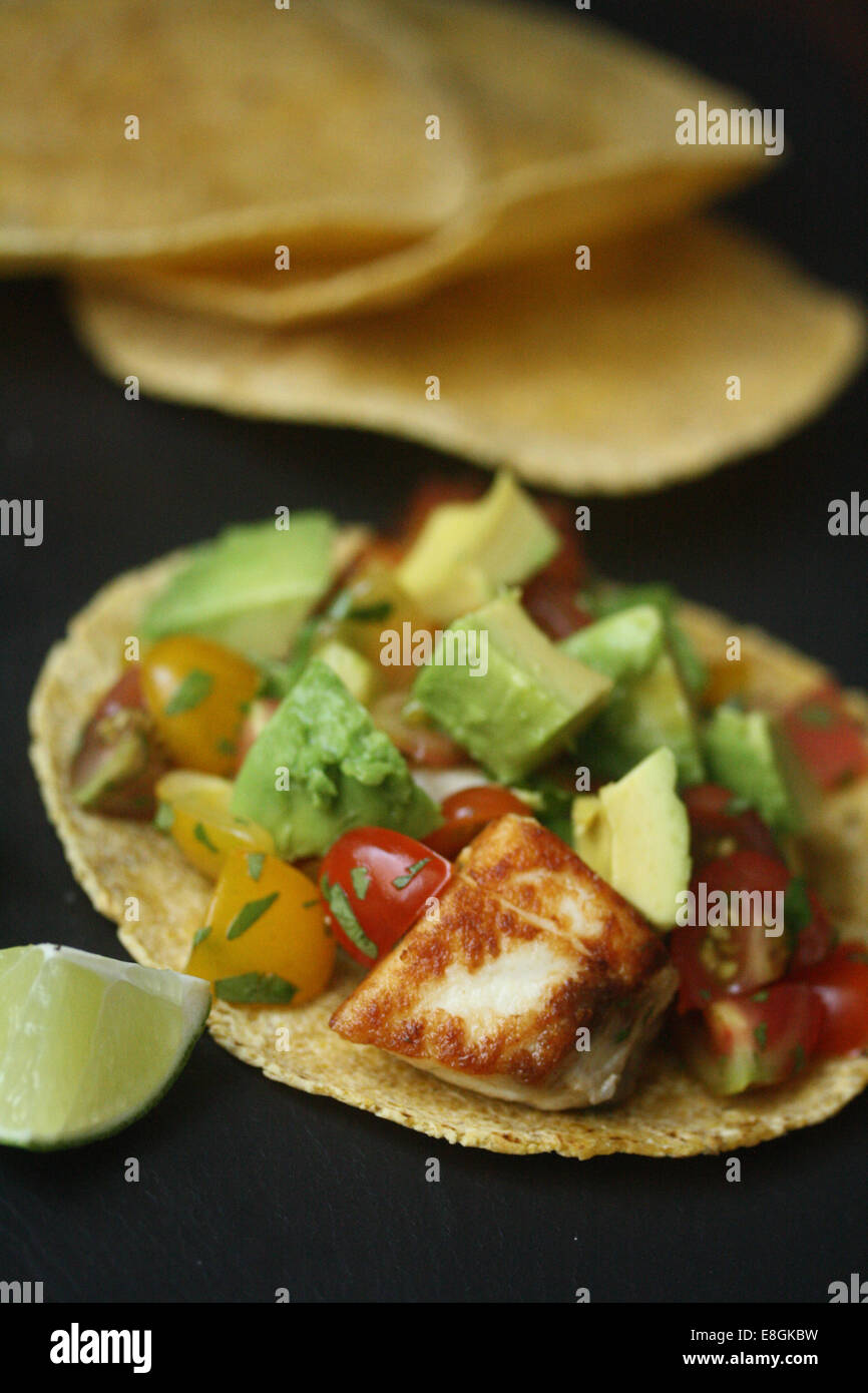 Tacos di pesce con Avocado e Pico de Gallo Foto Stock