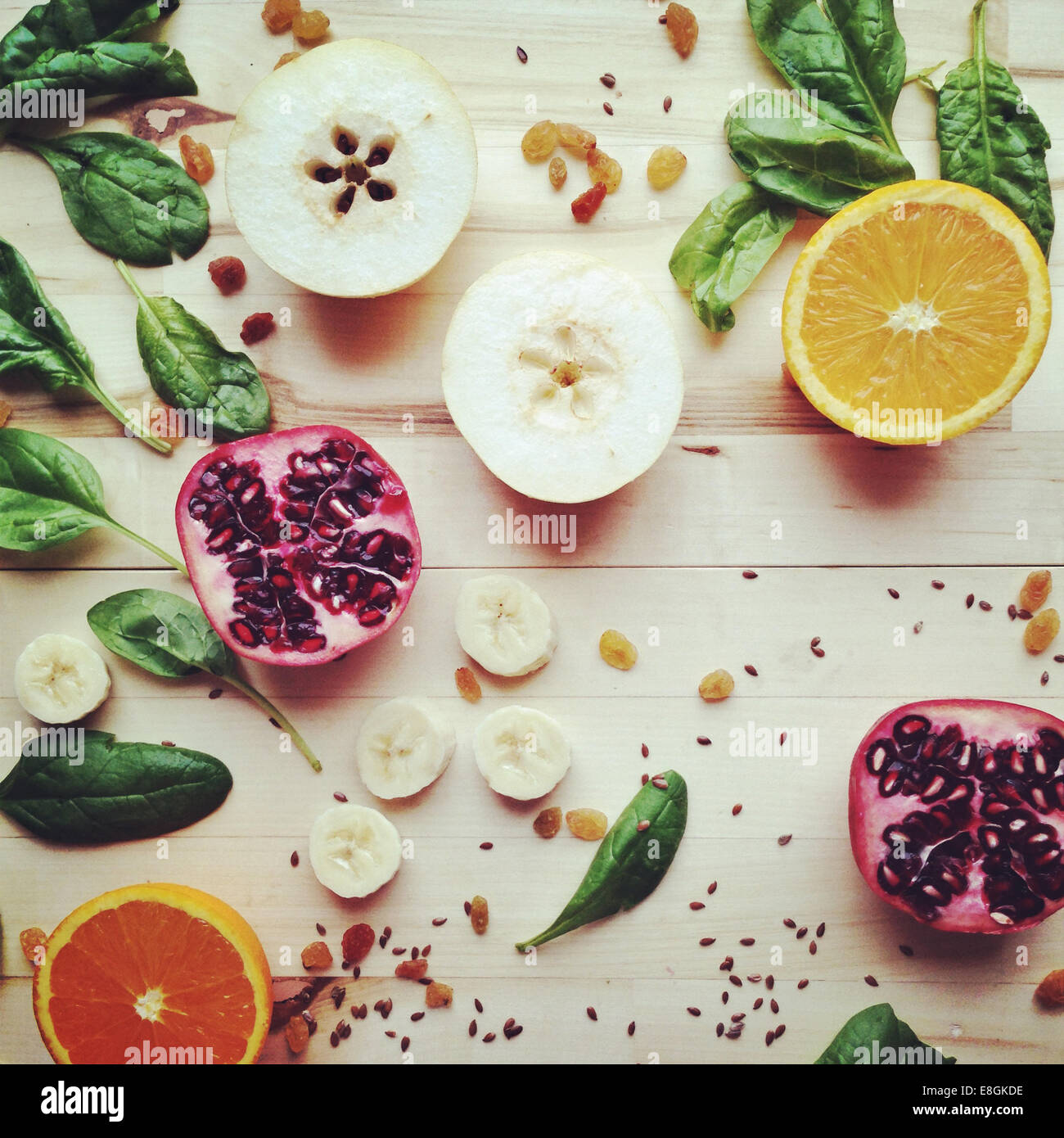 Frutta, semi e verdure a fette su un tavolo di legno Foto Stock
