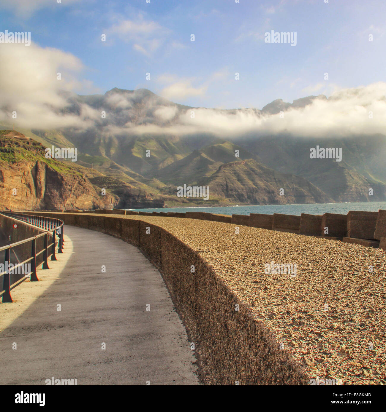 Lungomare con sfondo montano, Gran Canaria, Isole Canarie, Spagna Foto Stock