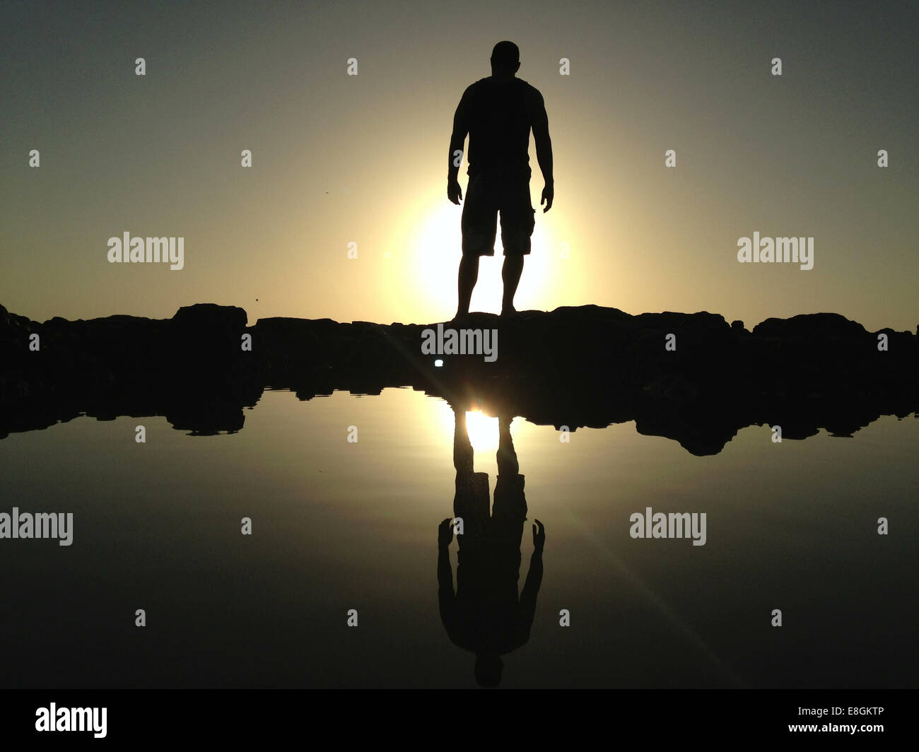 Silhouette di uomo che cammina lungo Big Talbot Beach, Florida, Stati Uniti Foto Stock