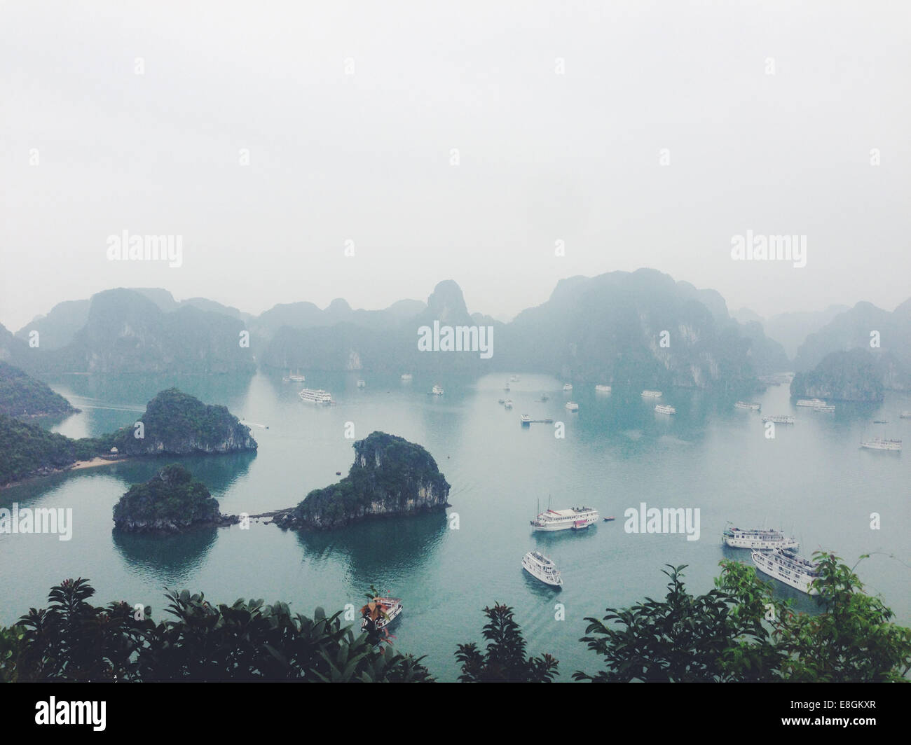 Il Vietnam, Quang Ninh Provincia di Halong, Halong Bay, vista in elevazione della baia di nebbia Foto Stock