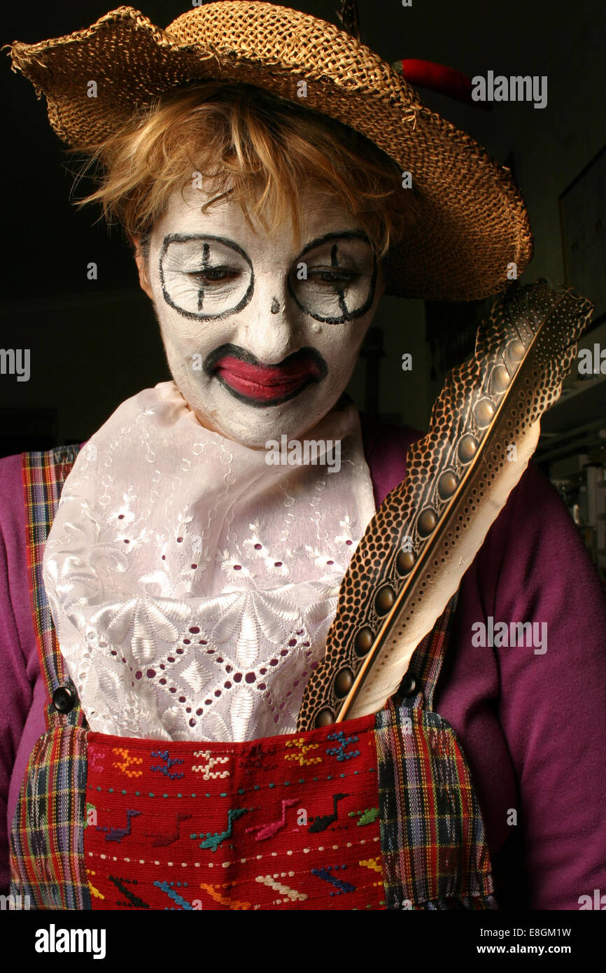 Ritratto di un clown femminile sorridente Foto Stock