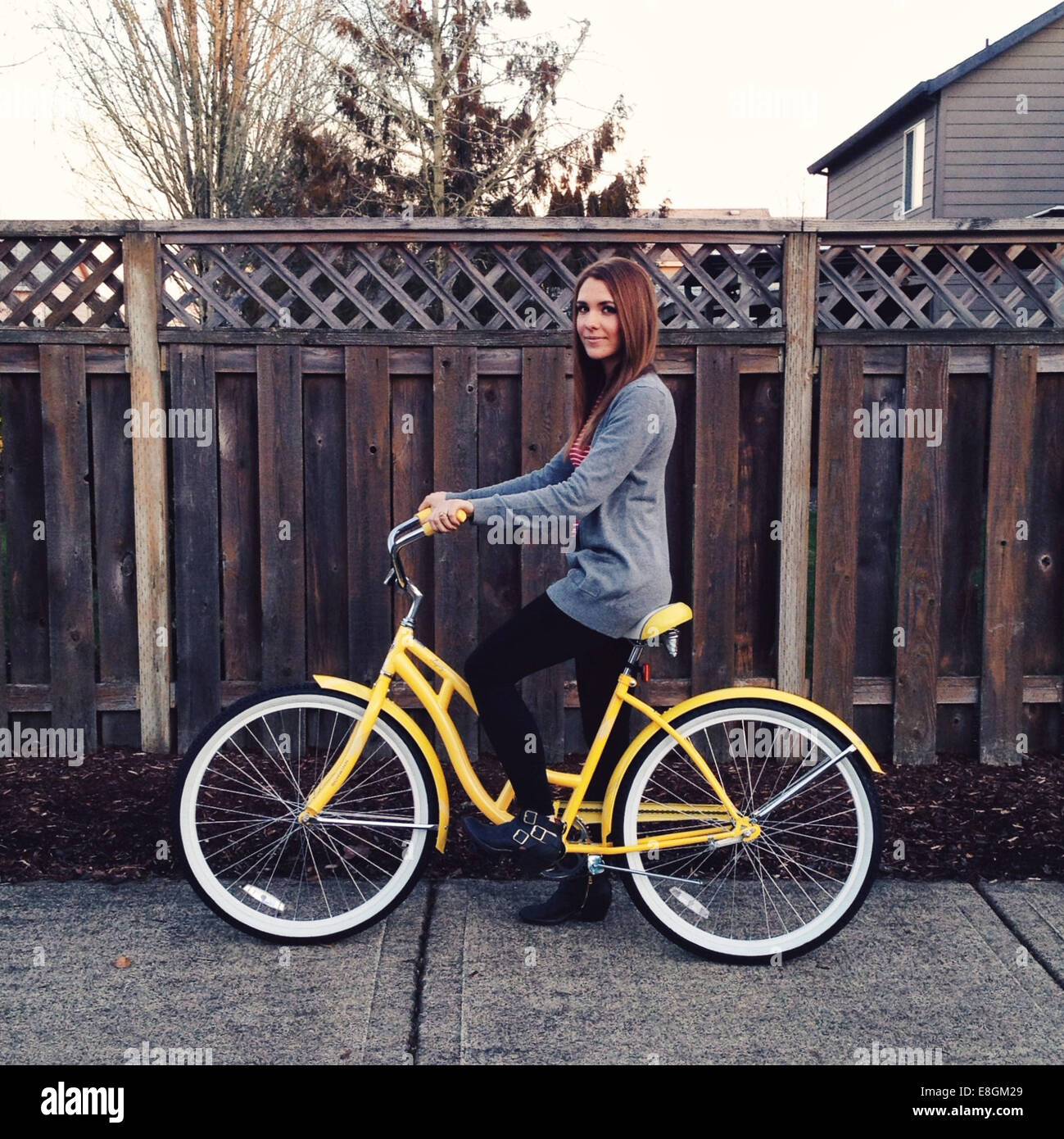 Stati Uniti d'America, Oregon, Multnomah County, Portland, Ritratto di giovane donna Bicicletta Equitazione Foto Stock