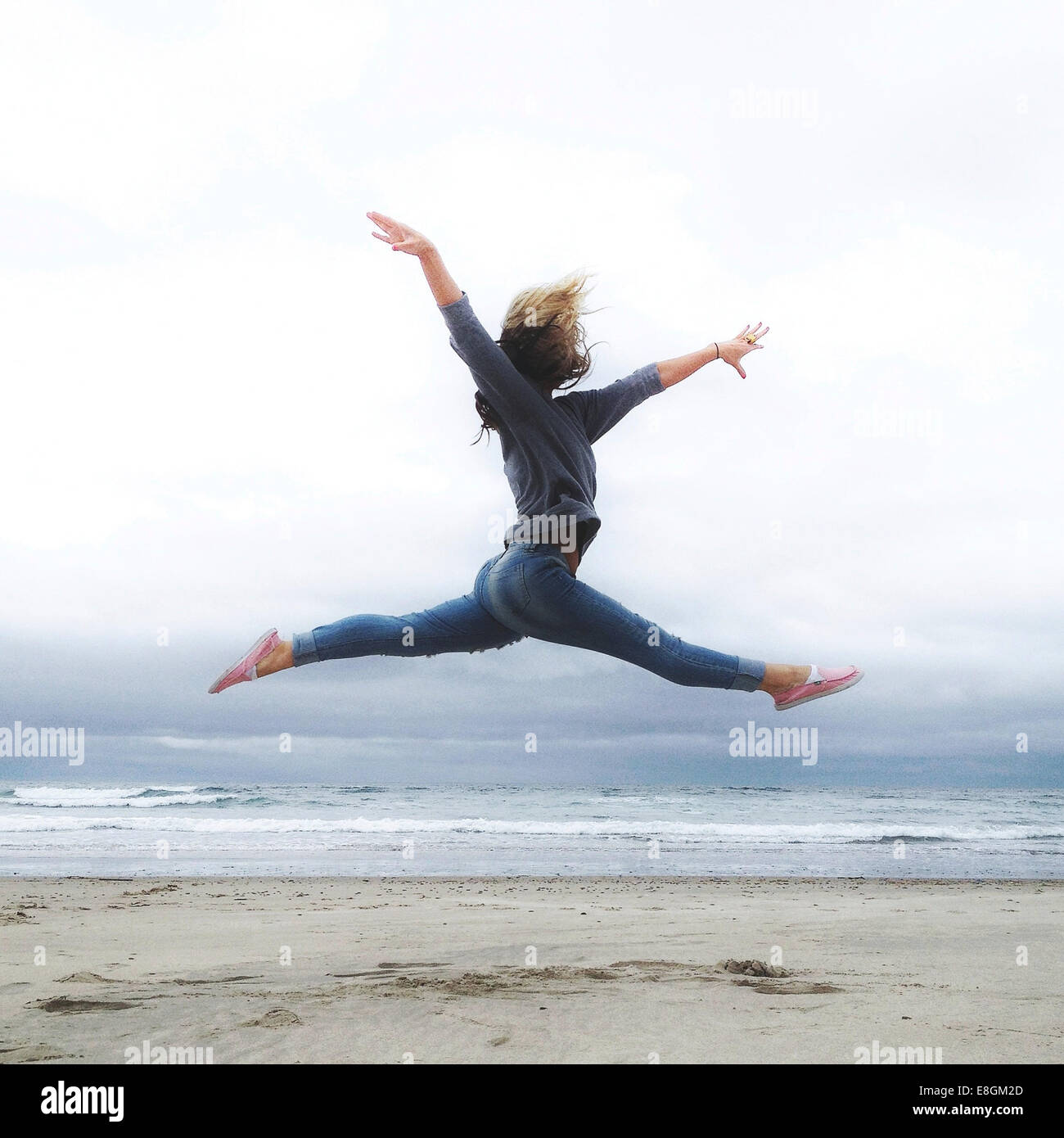 Stati Uniti d'America, Oregon, Tillamook County, Rockaway Beach, giovane donna pratica di balletto sulla spiaggia Foto Stock