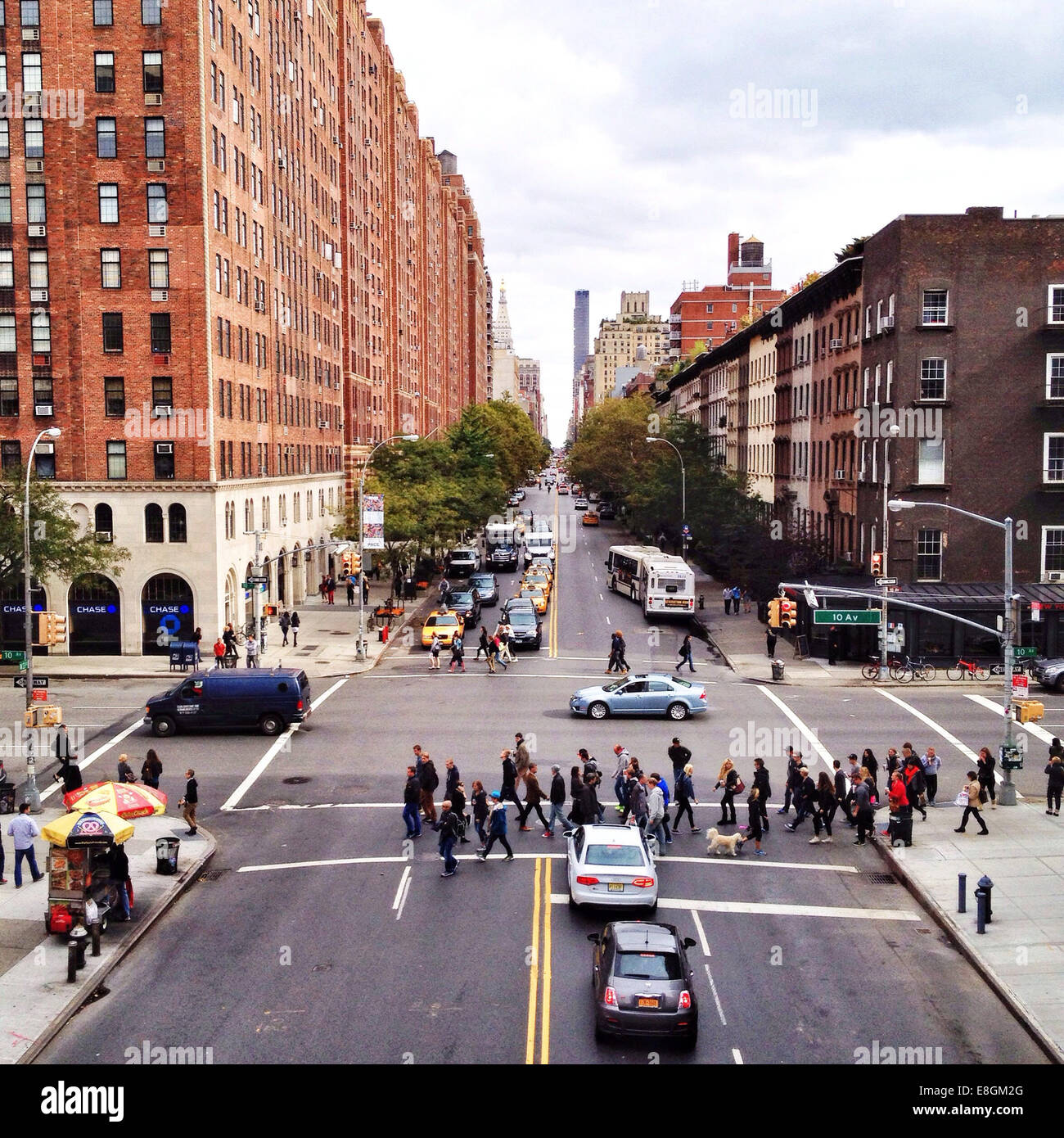 Stati Uniti d'America, New York City, persone attraversando via Foto Stock