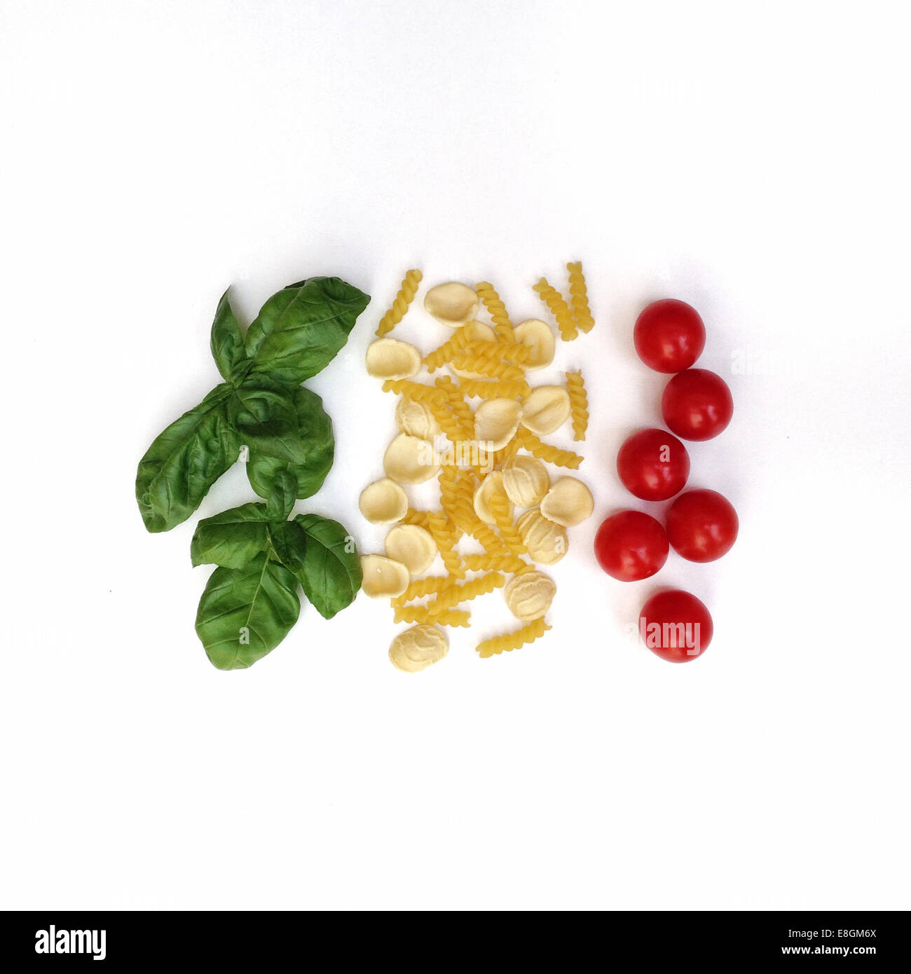 Pasta, pomodori e basilico Foto Stock
