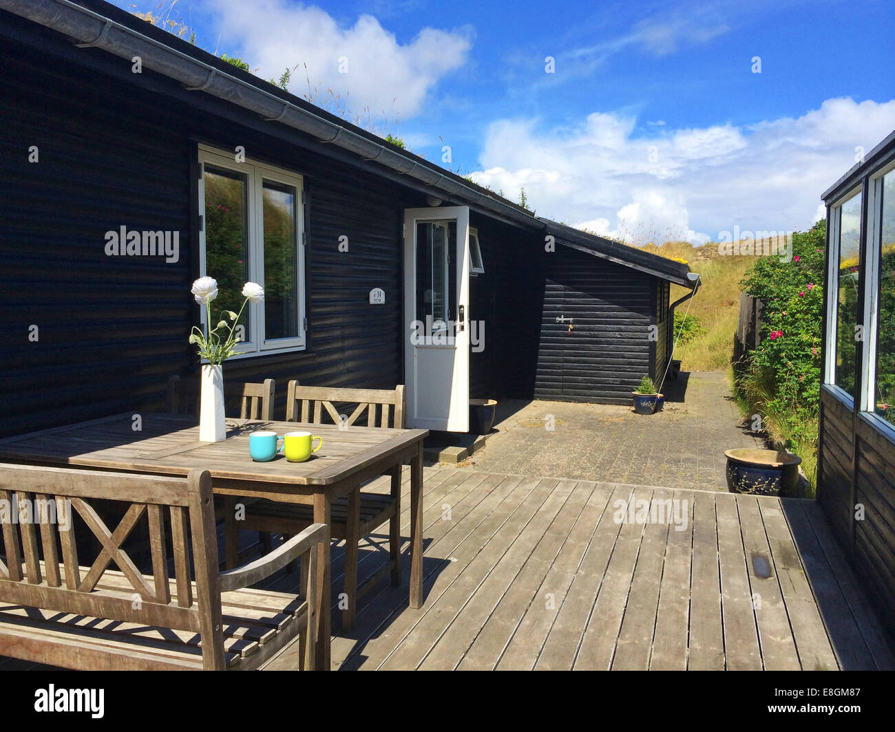 Summerhouse terrazza con tavolo e sedie, Fanoe, Danimarca Foto Stock