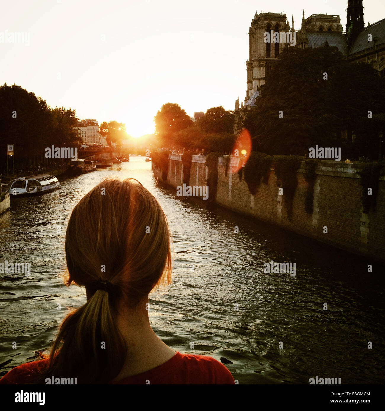 Vista posteriore di una ragazza che guarda la Senna, Parigi, Francia Foto Stock