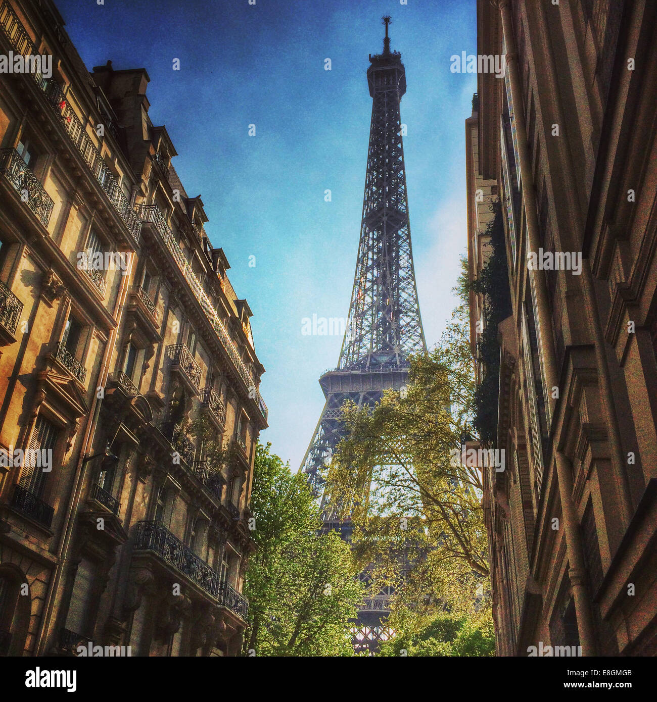 Francia, Parigi Torre Eiffel visto in tra case a schiera Foto Stock