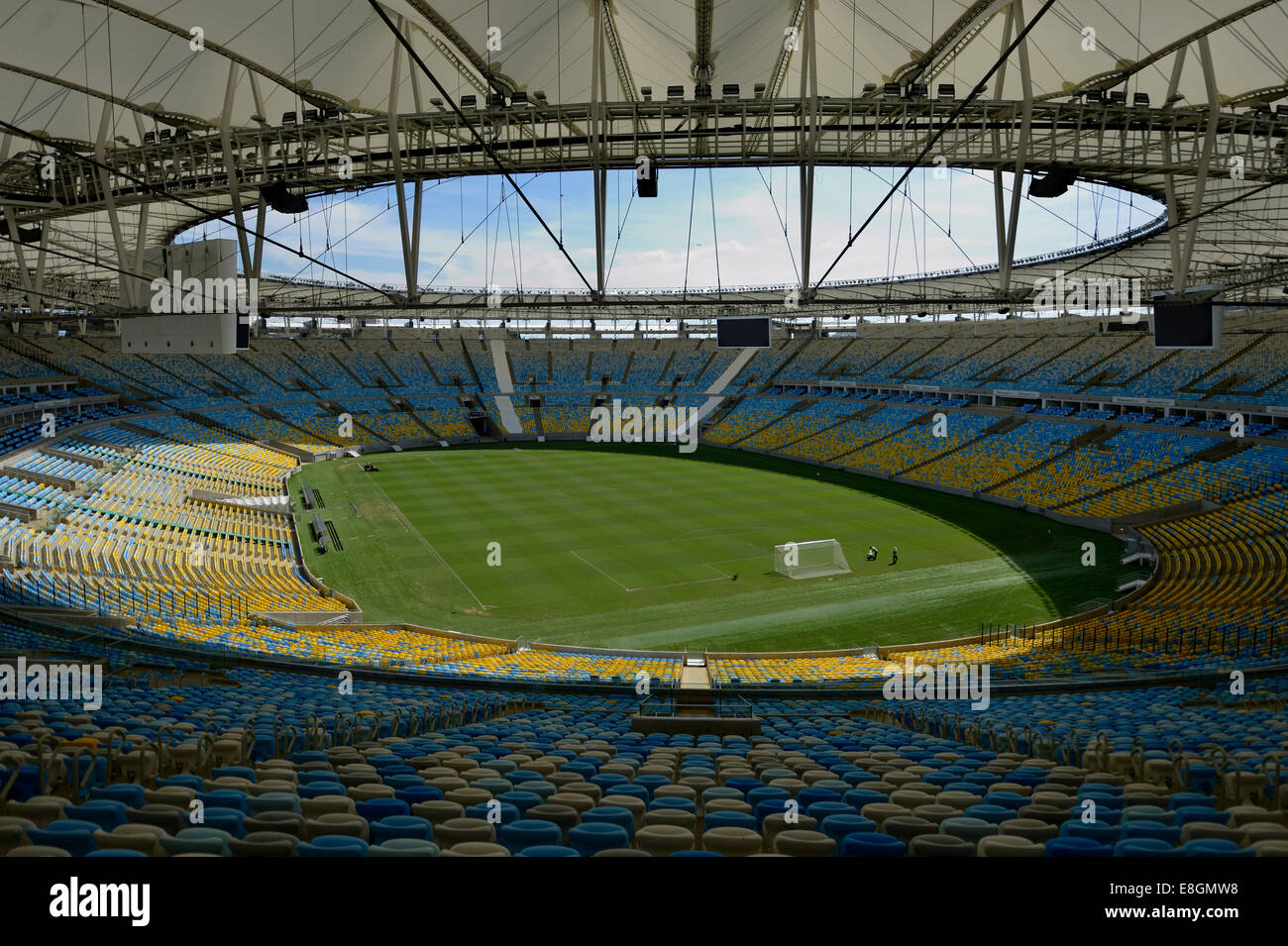 Maracanã Stadium, lo stadio di calcio, vista dalla tribuna, sede del 2014 FIFA World Cup, Rio de Janeiro, Brasile Foto Stock