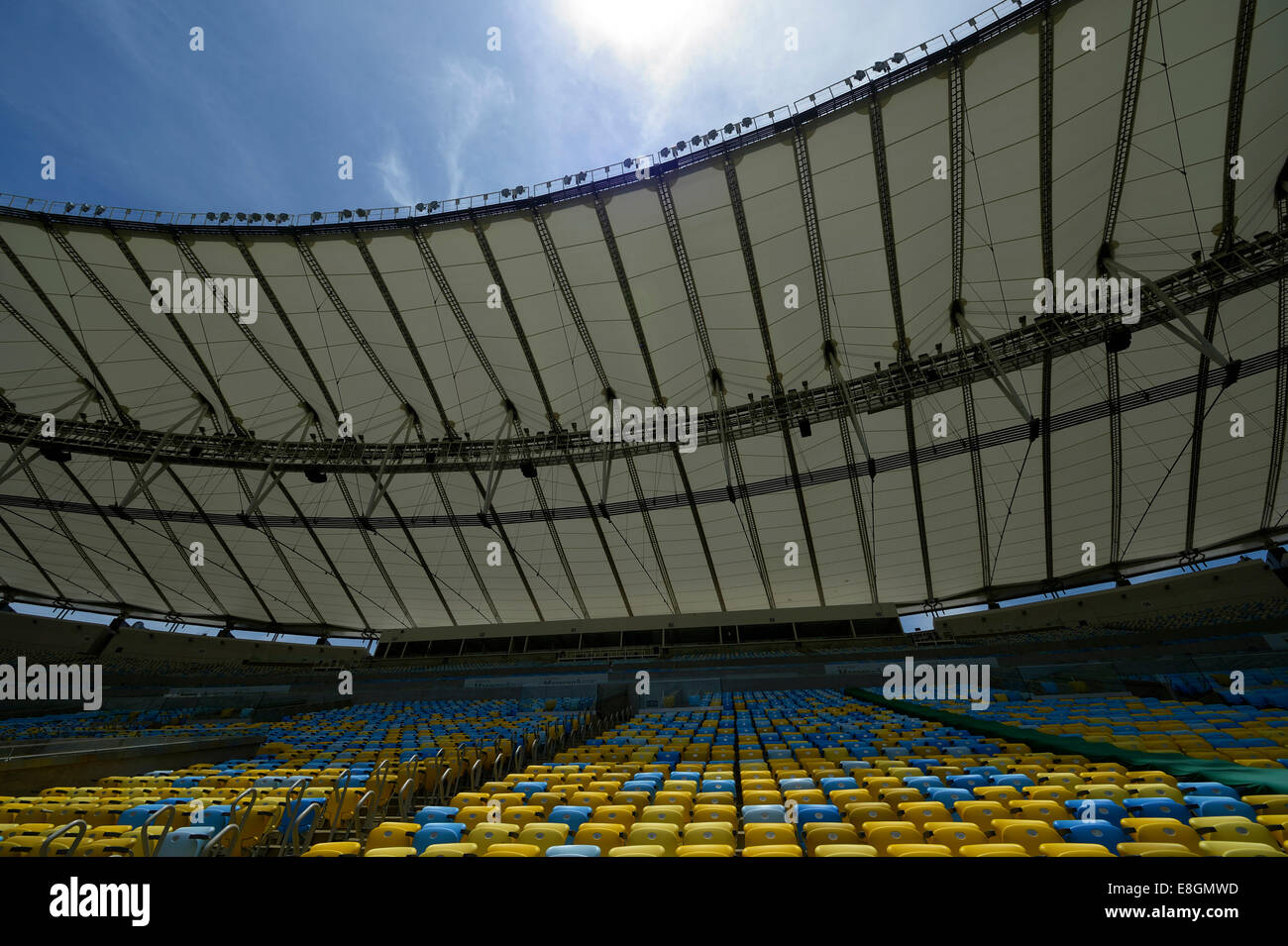 Maracanã Stadium, lo stadio di calcio, tetto sopra le gabbie secondo le norme della FIFA, sede del 2014 della Coppa del Mondo FIFA Foto Stock