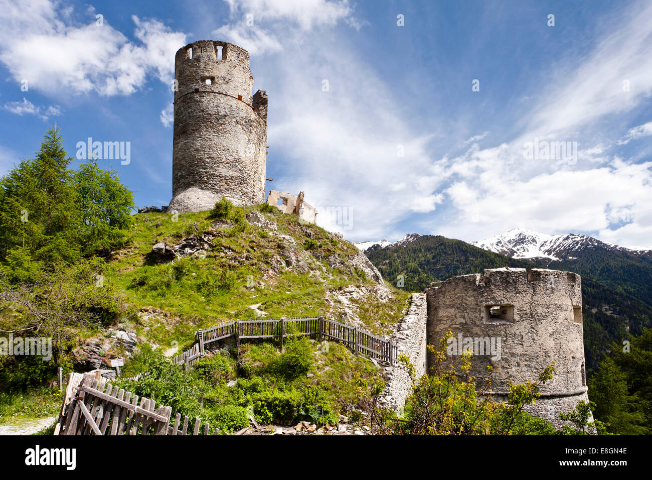 Rovine del Castello Rotund il castello di Tubre, Alta Val Venosta, Alto Adige, Italia Foto Stock