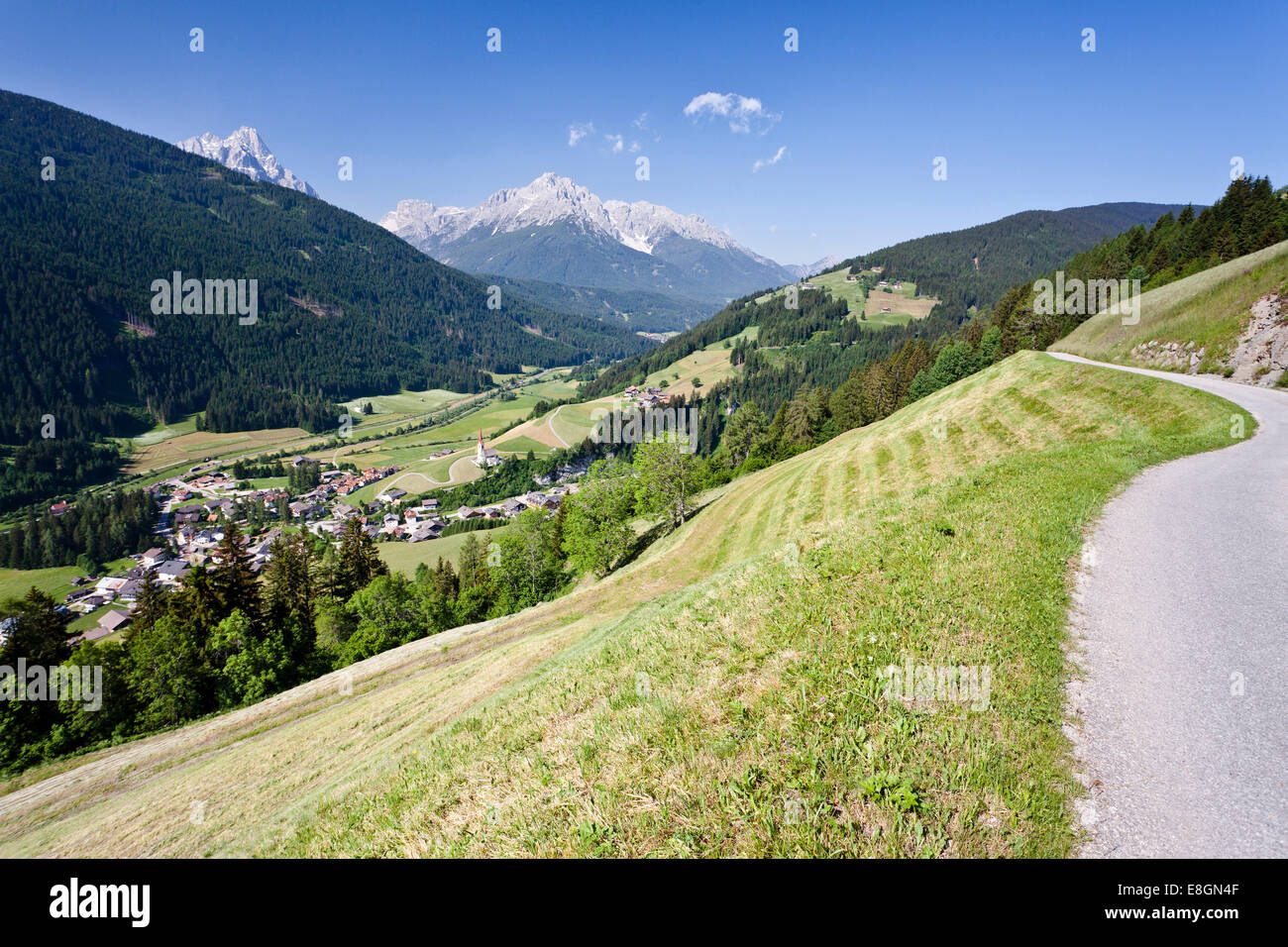 Villaggio di Winnebach in Alta Pusteria al confine con Austria, Valle San Silvestro a valle sulla destra, Haunold e Foto Stock