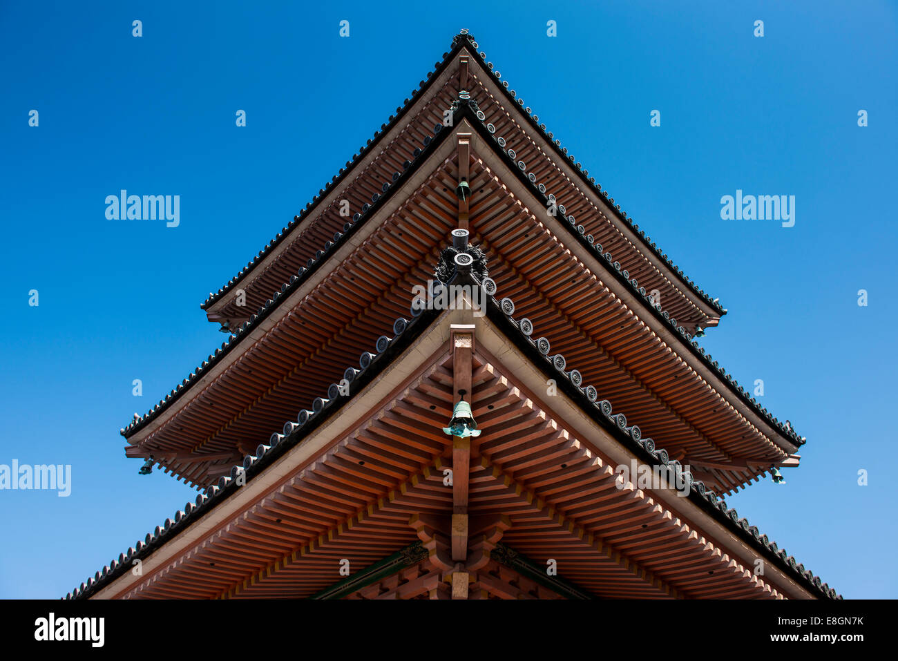 Enorme pagoda nel Kiyomizu-dera tempio, Sito Patrimonio Mondiale dell'UNESCO, Kyoto, Giappone Foto Stock