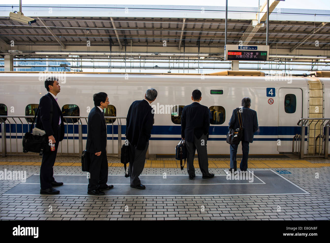 Persone in attesa per il treno Shinkanzen, Kyoto, Giappone Foto Stock