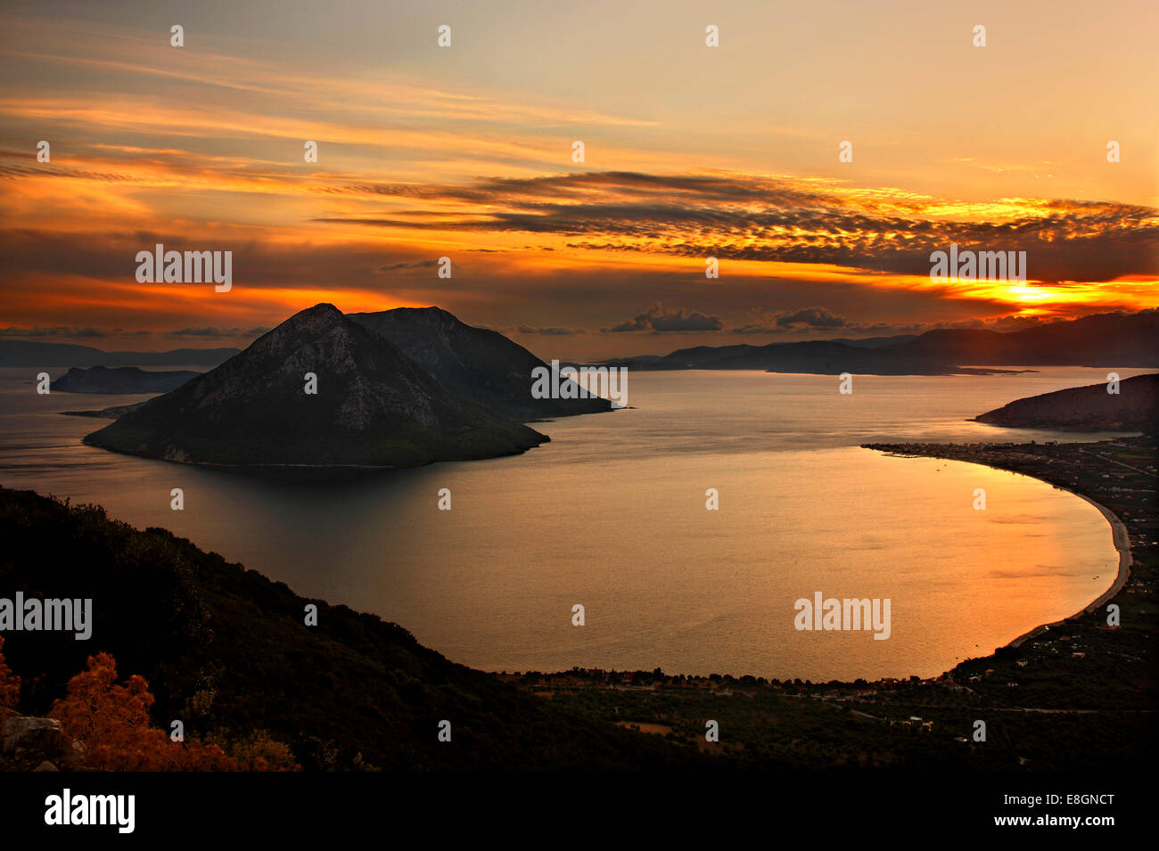 Vista tramonto sulla baia di Mytikas (Comune di Xiromero, Aitoloakarnania, Grecia) dalle antiche fortificazioni di Kastri Foto Stock