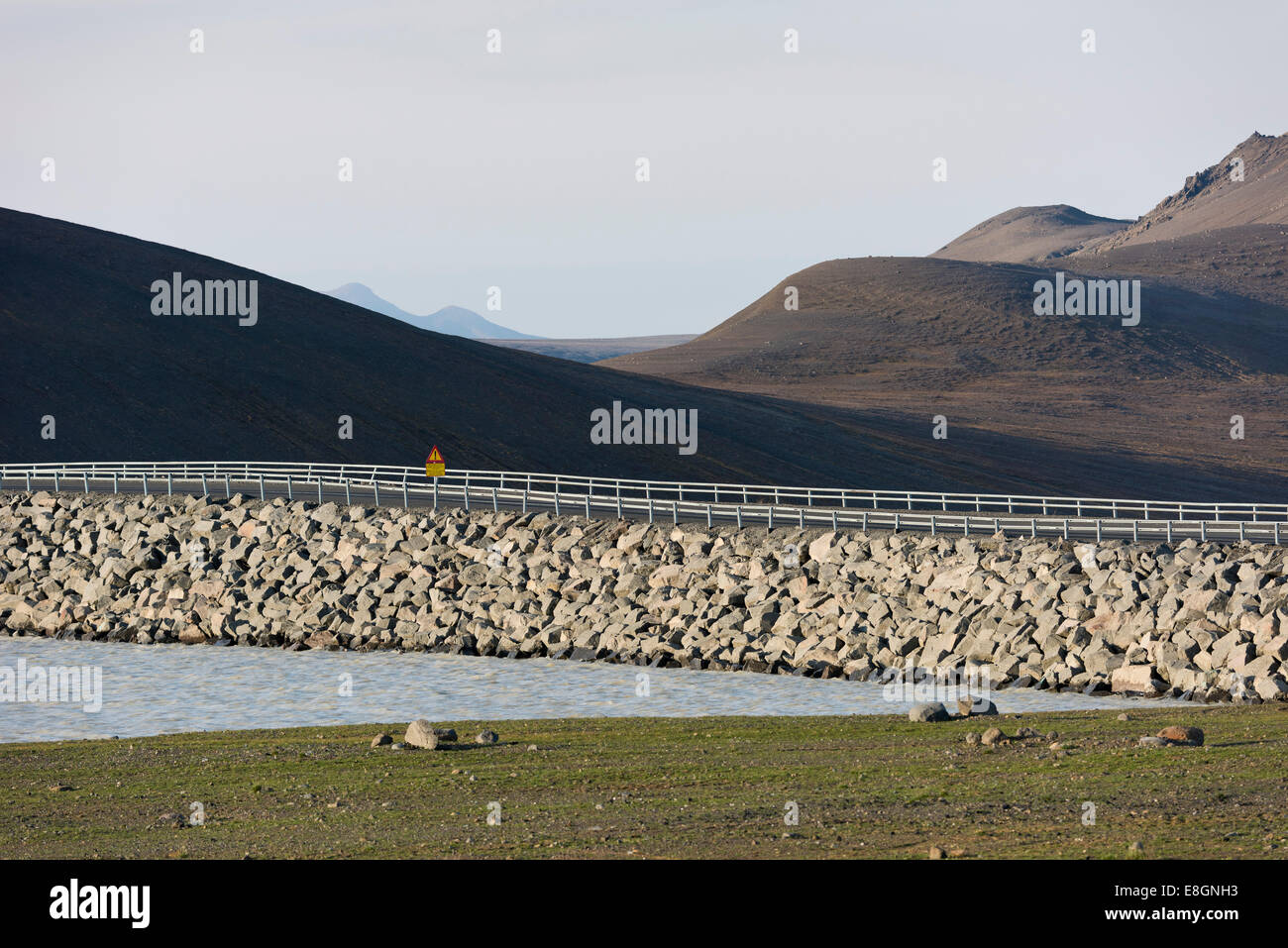 Una delle dighe di Kárahnjúkar centrale idroelettrica progetto, altipiani orientali, Islanda Foto Stock