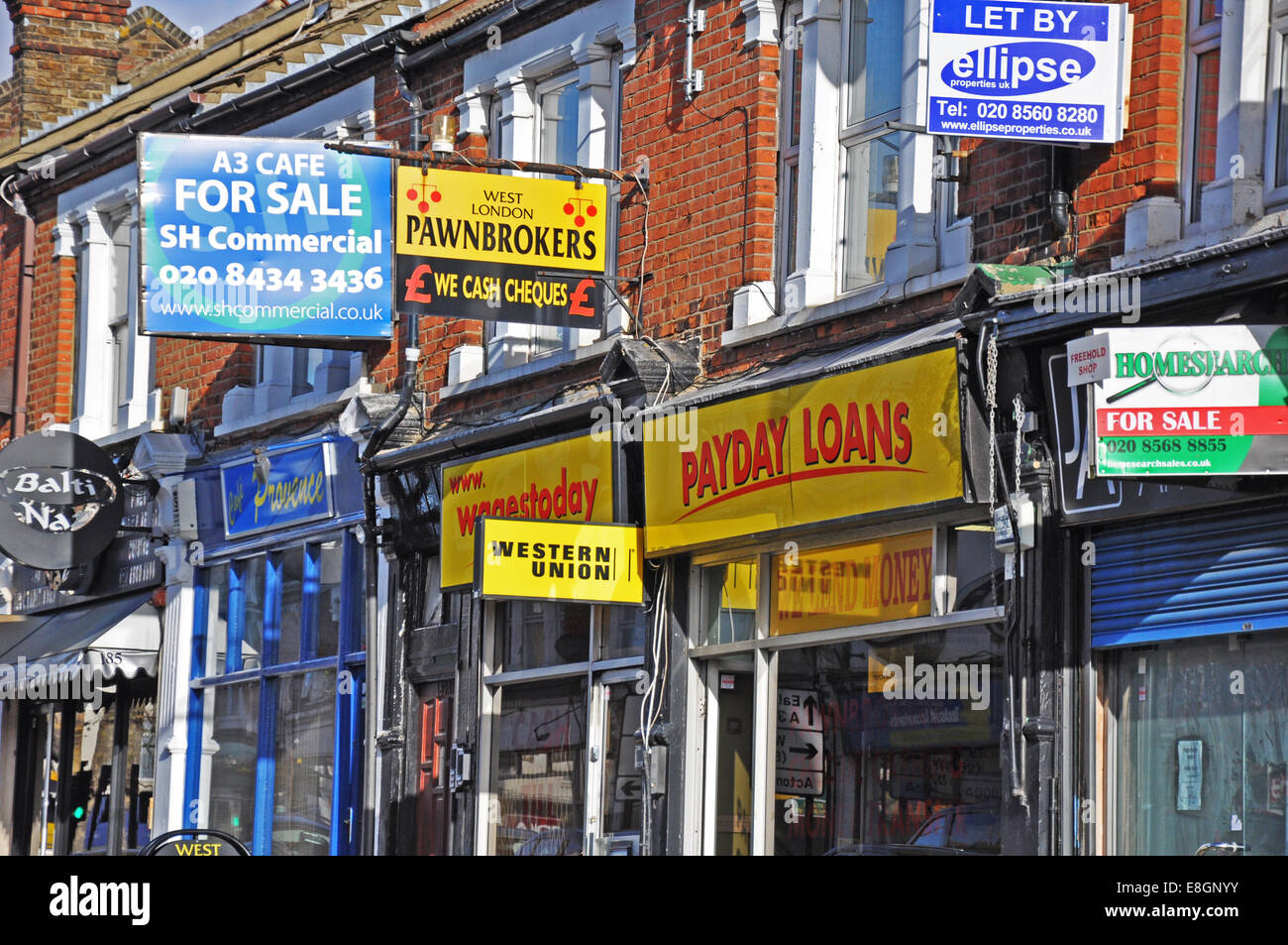 Payday prestiti e vari altri negozi e lettings segni a South Ealing Road, London W5, Inghilterra, Regno Unito. Foto Stock