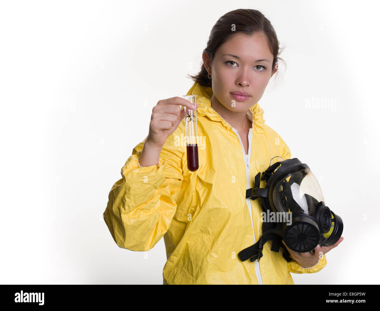 Donna con hazmat materiali pericolosi tuta e maschera a gas Foto Stock