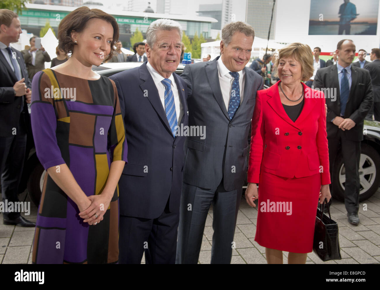 Il Presidente tedesco Joachim Gauck (2.f.l) e la sua compagna Daniela Schadt (R) salutare il Presidente finlandese Sauli Niinisto e sua moglie Jenni Haukio alla fiera del libro di Francoforte sul Meno, Germania, 08 ottobre, 2014. La Finlandia è il paese ospite di quest'anno al Salone del libro. Foto: BORIS ROESSLER/dpa Foto Stock